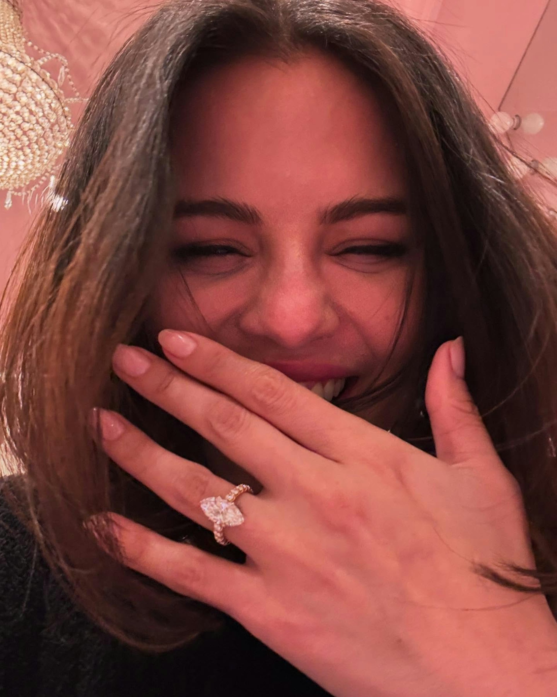 Selena宣布與音樂人男友Benny Blanco訂婚。(IG圖片) Selena宣布與音樂人男友Benny Blanco訂婚。(IG圖片)