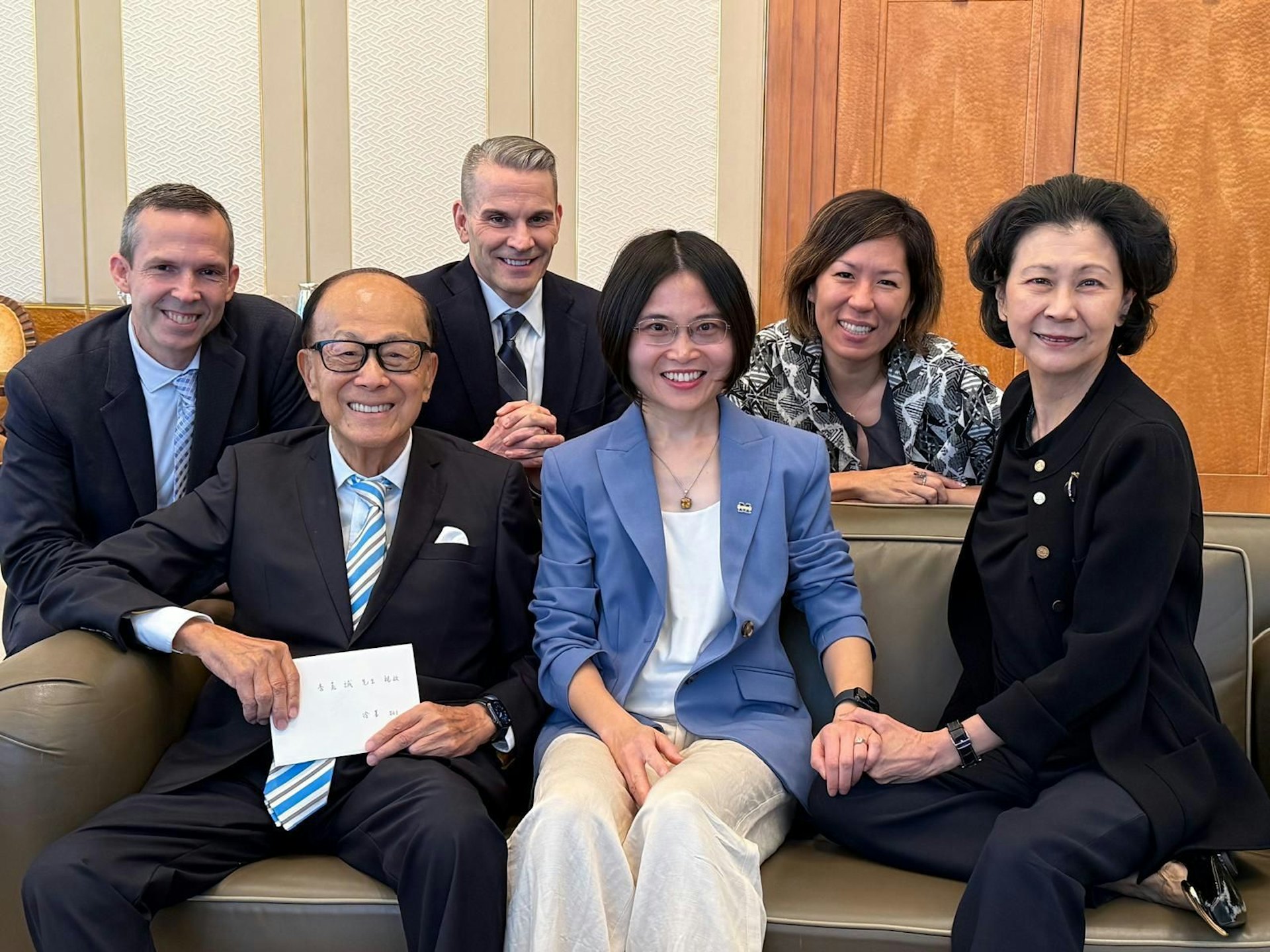 李嘉誠基金會主席李嘉誠(前排圖左)及李嘉誠基金會董事周凱旋(前排圖右),與獲授予「李嘉誠講座教授席」的徐蓁(前排中)合照。(李嘉誠基金會提供) 李嘉誠基金會主席李嘉誠(前排圖左)及李嘉誠基金會董事周凱旋(前排圖右),與獲授予「李嘉誠講座教授席」的徐蓁(前排中)合照。(李嘉誠基金會提供)