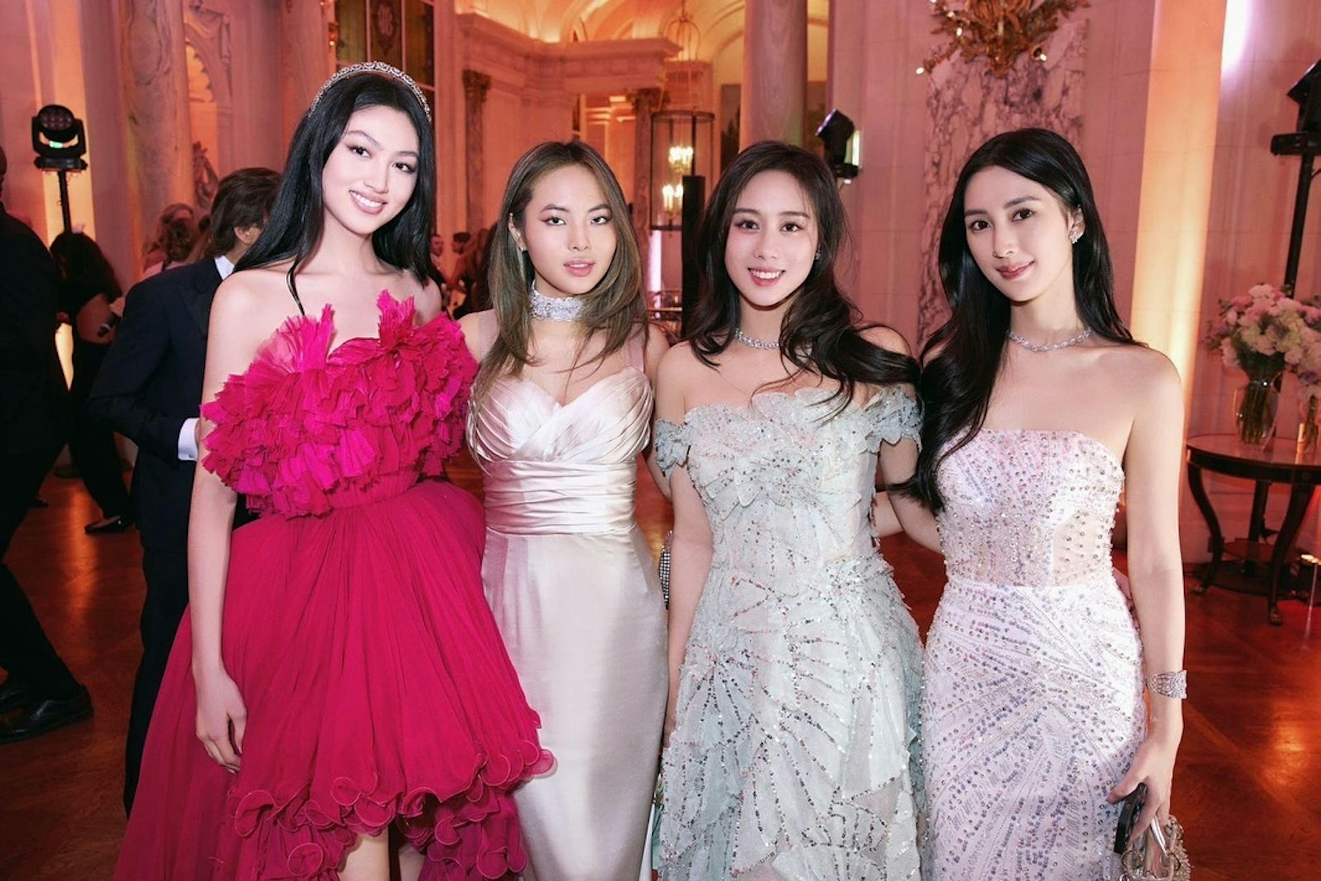 何超欣與任達華女兒任晴佳(Ella)及盈大地產主席李智康女兒李朗怡一起出席世界十大奢華晚會之一的「巴黎名媛舞會(Le Bal des Débutantes)」。(IG@ellayamm) 何超欣與任達華女兒任晴佳(Ella)及盈大地產主席李智康女兒李朗怡一起出席世界十大奢華晚會之一的「巴黎名媛舞會(Le Bal des Débutantes)」。(IG@ellayamm)