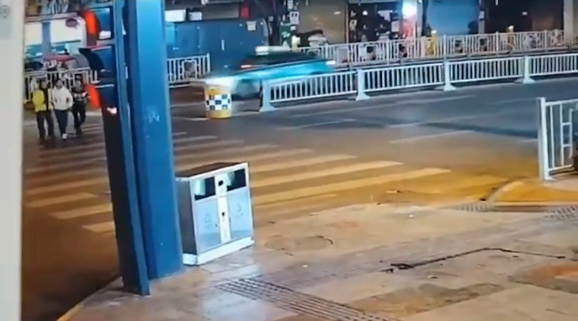 3名男子手拉著手過斑馬線時,遭一輛高速駛至的私家車撞飛。(影片截圖) 3名男子手拉著手過斑馬線時,遭一輛高速駛至的私家車撞飛。(影片截圖)