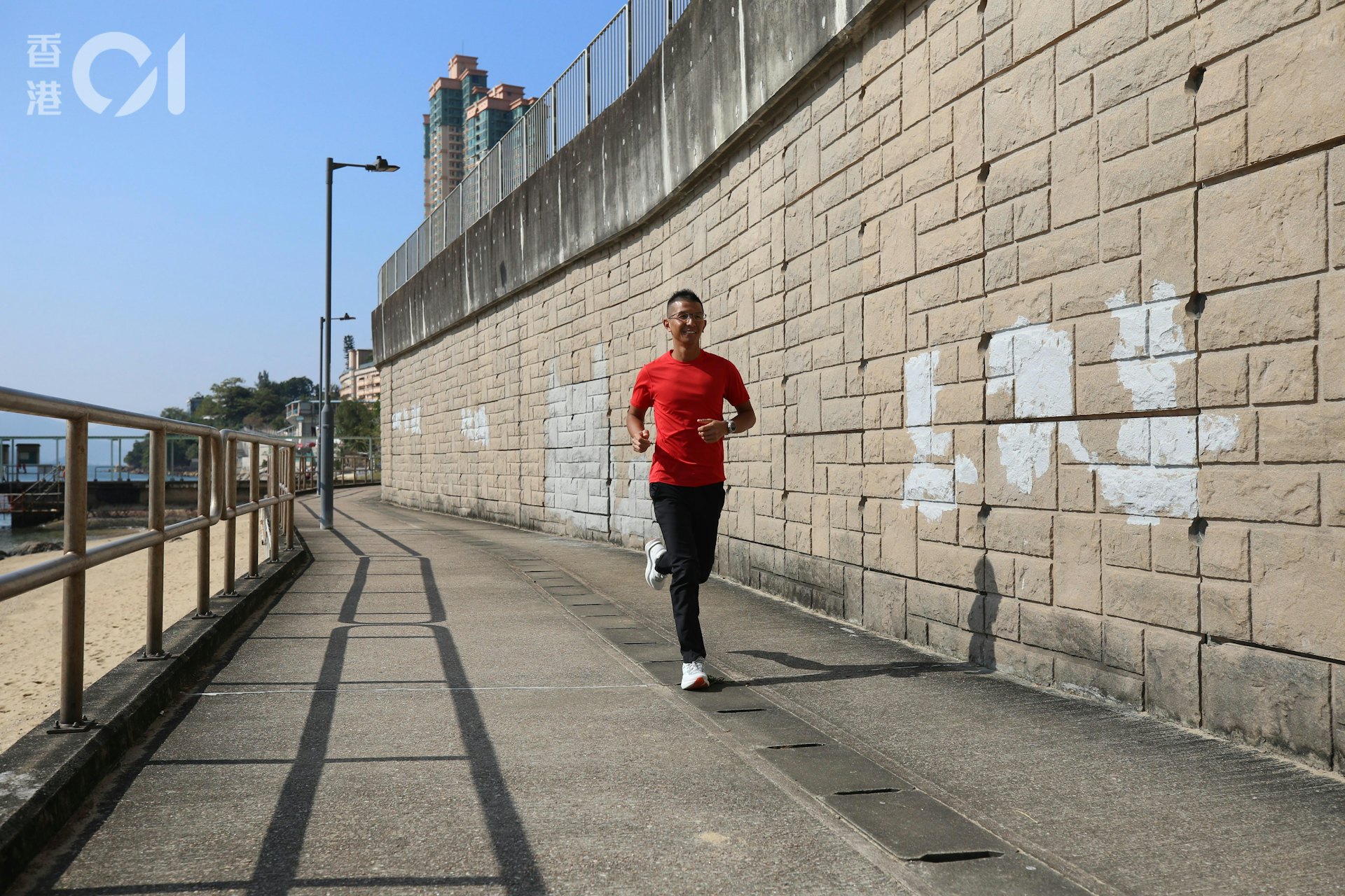 張志輝由12月15日起一連6日開始「赤·戰」的挑戰,透過跑步、獨木舟及單車環遊全港。(顏銘輝攝) 張志輝由12月15日起一連6日開始「赤·戰」的挑戰,透過跑步、獨木舟及單車環遊全港。(顏銘輝攝)