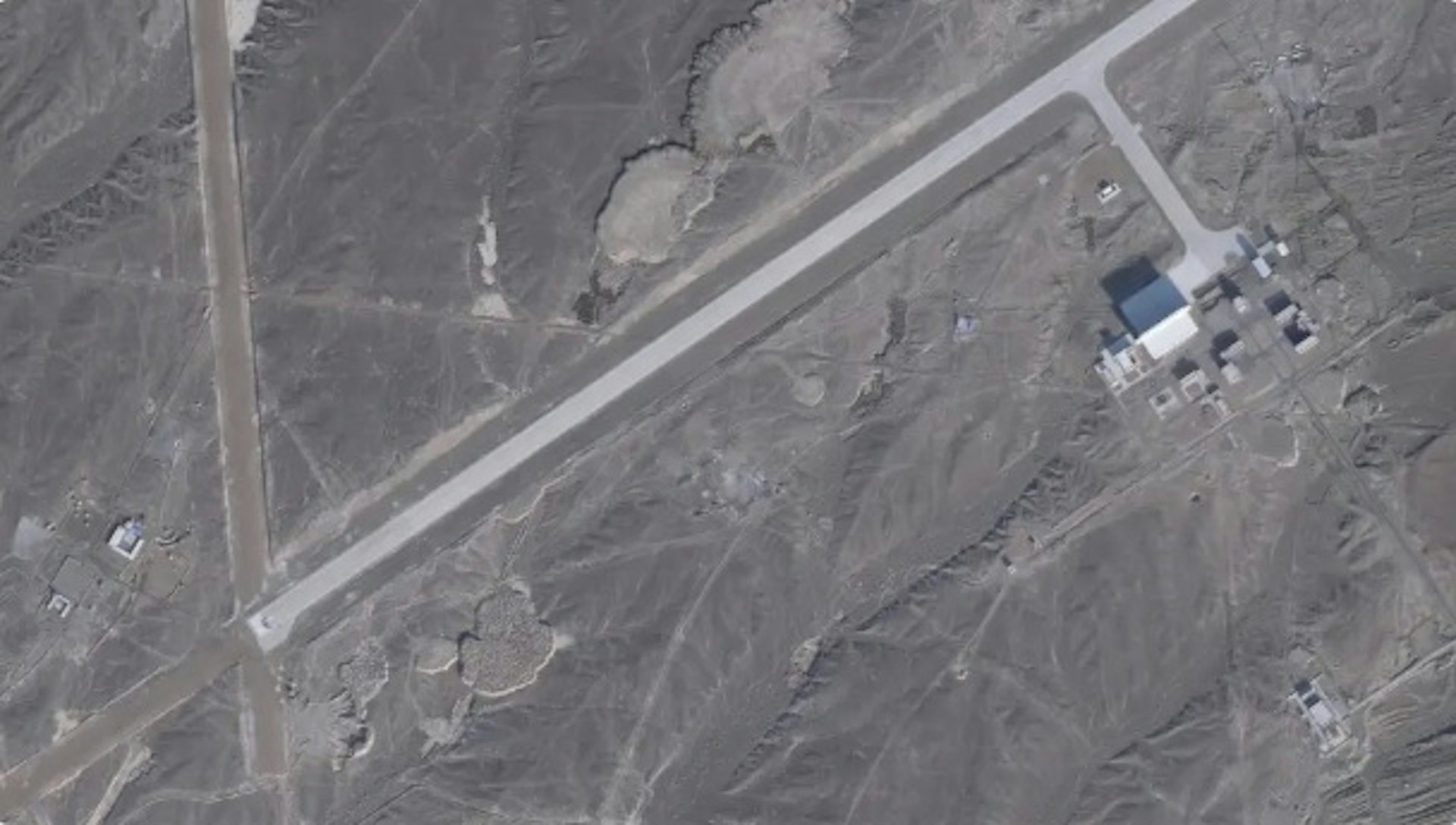 近期有美國軍事媒體觀察衛星照片時發現,中國疑似在西北部地區建立一座規模龐大的空軍基地,並可能用於研究「可回收的太空飛行器」。(軍武次位面)