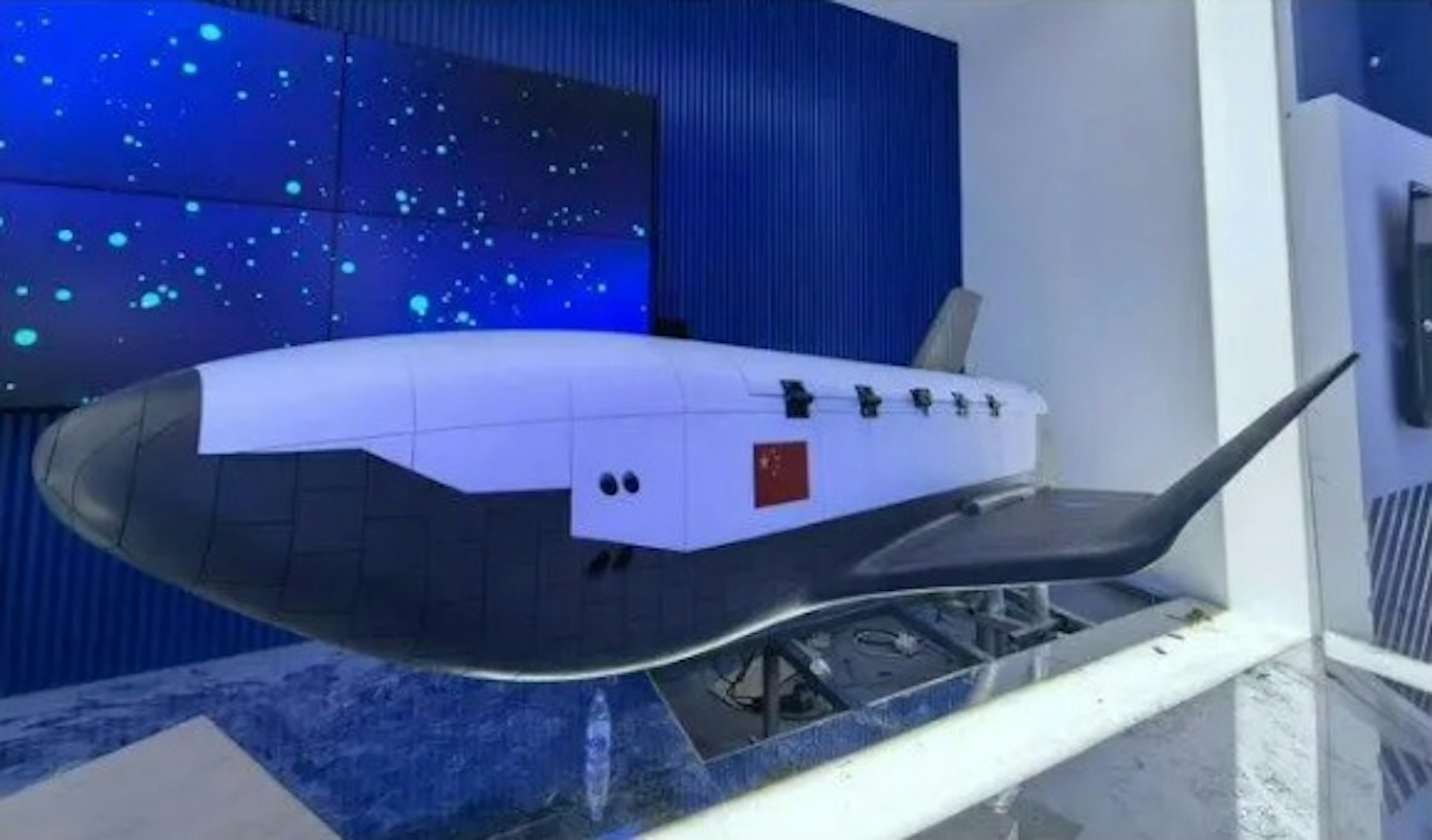 有中國專家分析認為,中國政府很可能在西北部人煙稀少的地區,進行「可回收式太空飛行器」的試驗。圖為中國可回收式太空飛行器模型。(軍武次位面)