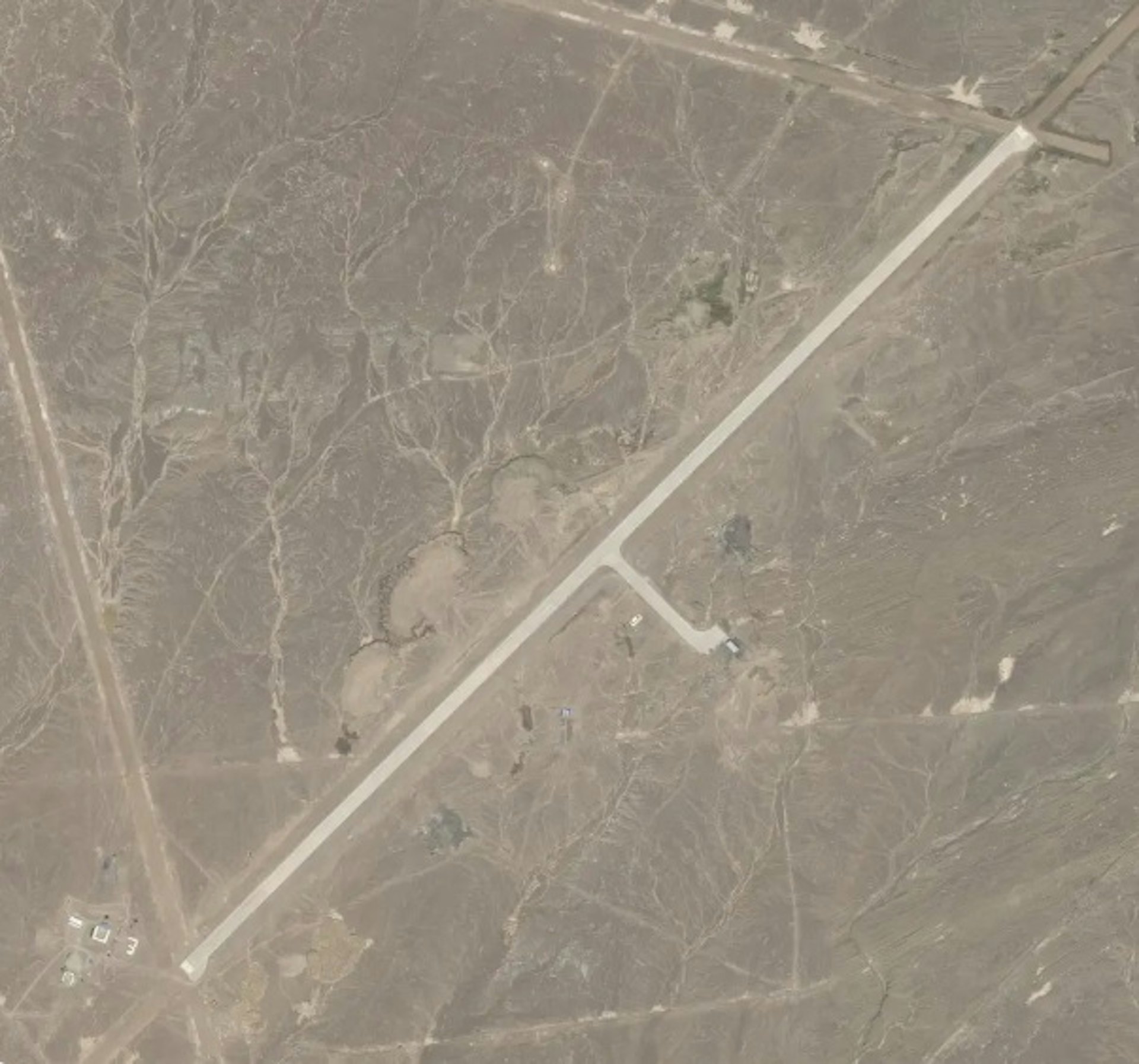 根據衛星照片推算,該航空基地擁有長達 5 公里的起飛跑道,是世界上最長的跑道之一。(軍武次位面)