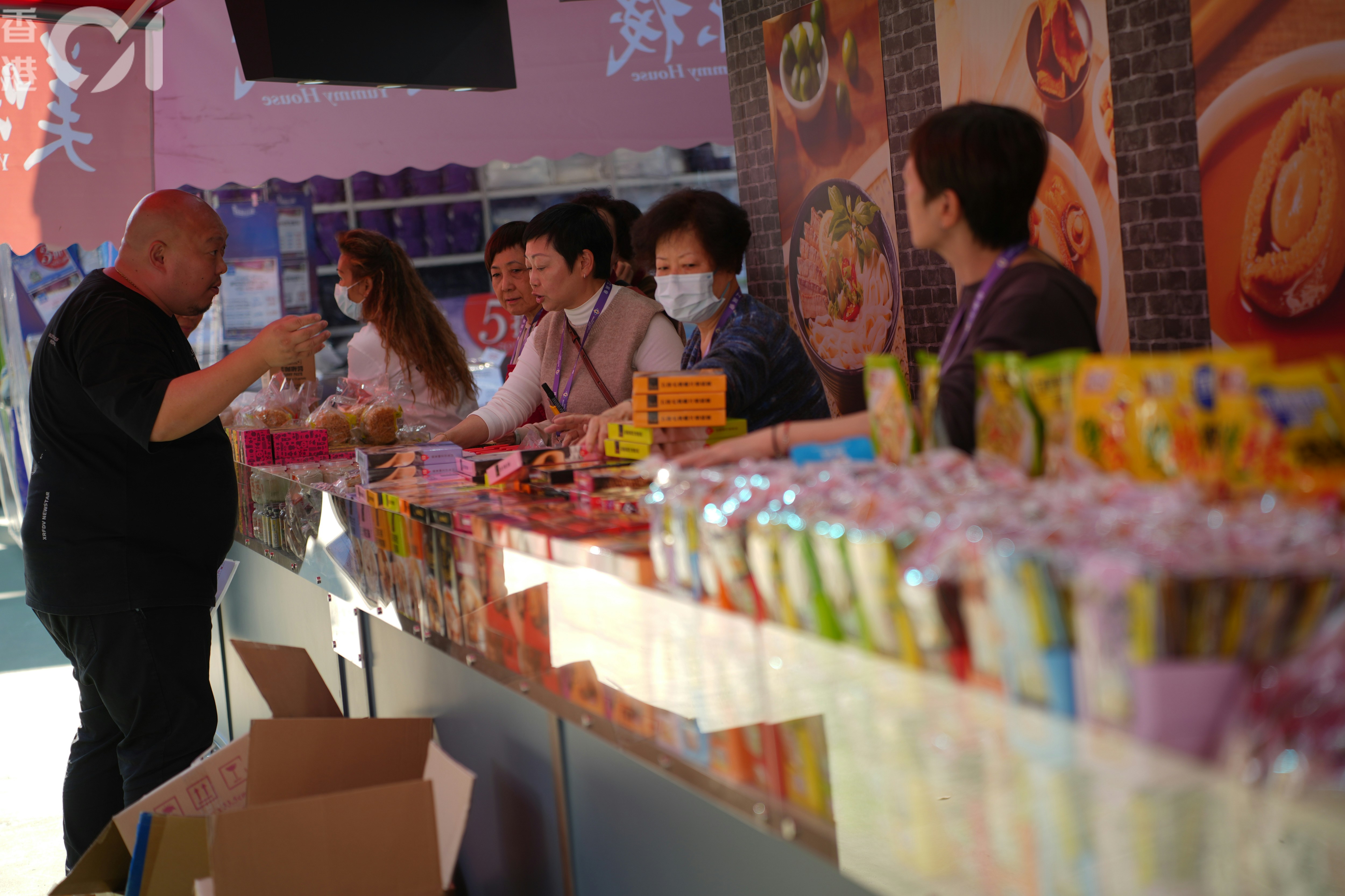 第58屆工展會明日開鑼，攤檔今日進行最後準備。（黃浩謙攝）