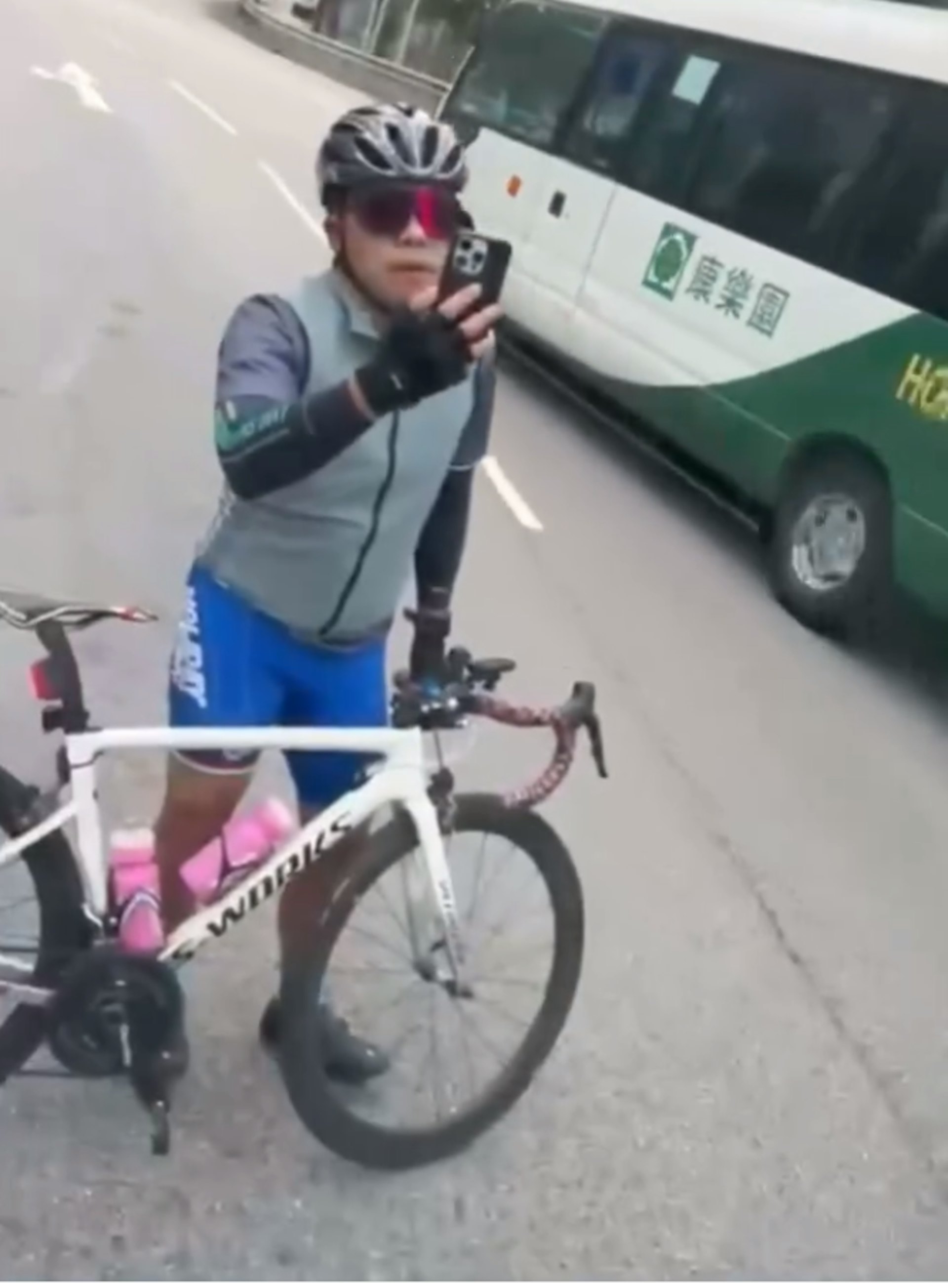 4名單車人士與小巴司機疑因為駕駛問題發生口角。(網上影片截圖)