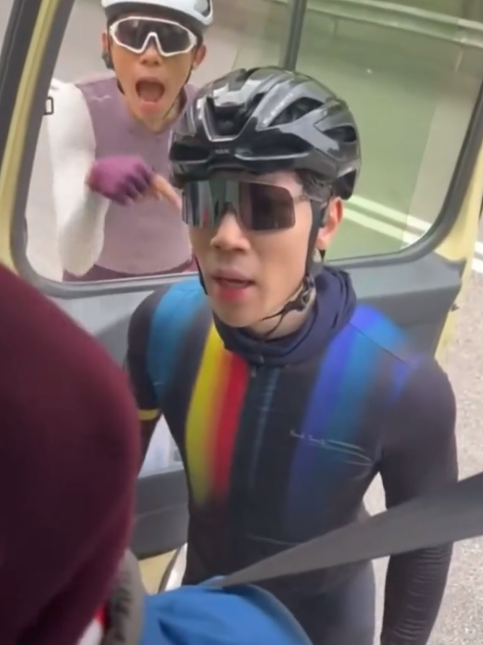 4名單車人士與小巴司機疑因為駕駛問題發生口角。(網上影片截圖)