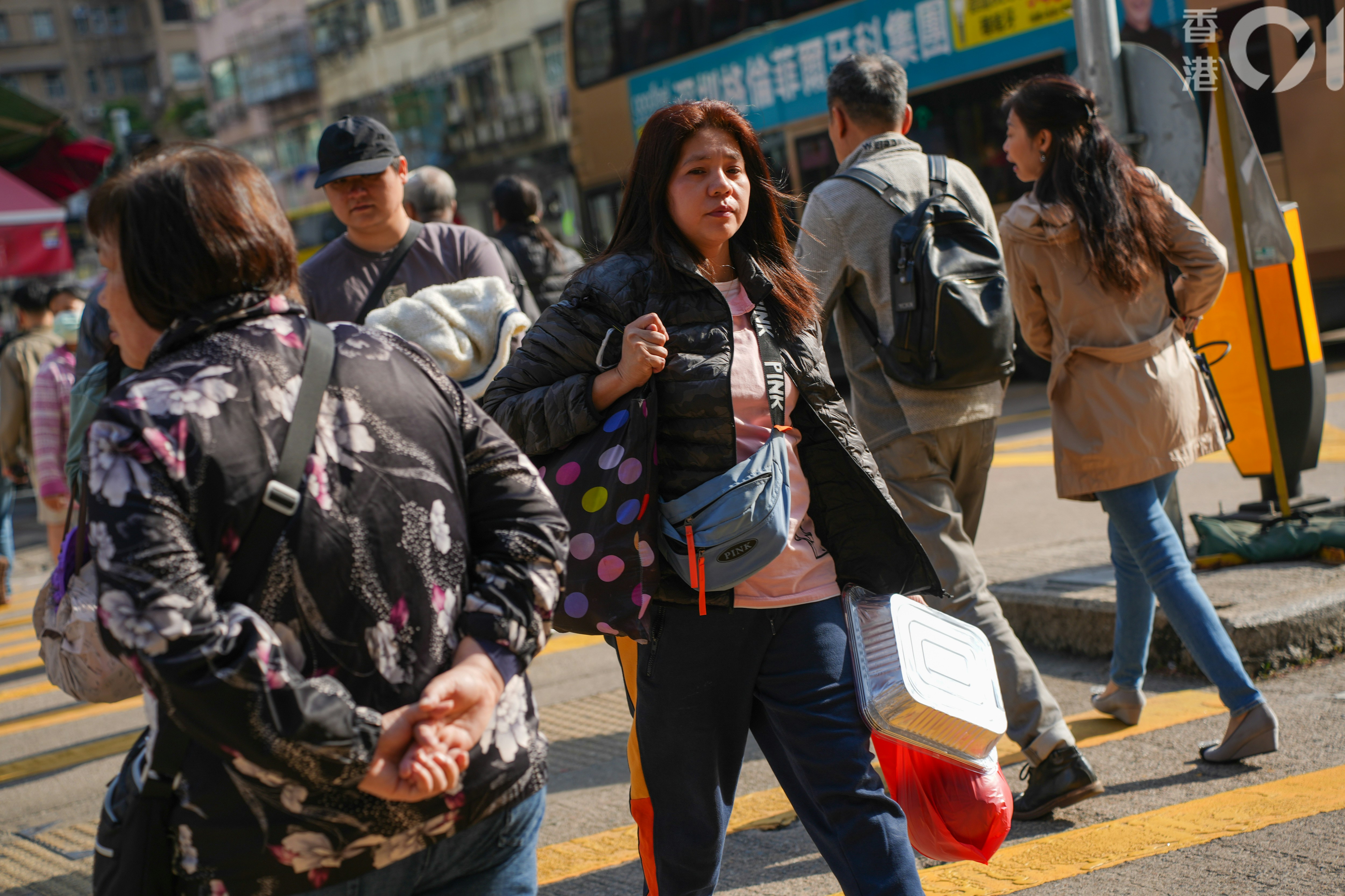 天文台今早(14日)錄得最低氣溫13.8度，是今年入冬以來的最低紀錄。市民都換上保暖衣物。(黃浩謙攝)