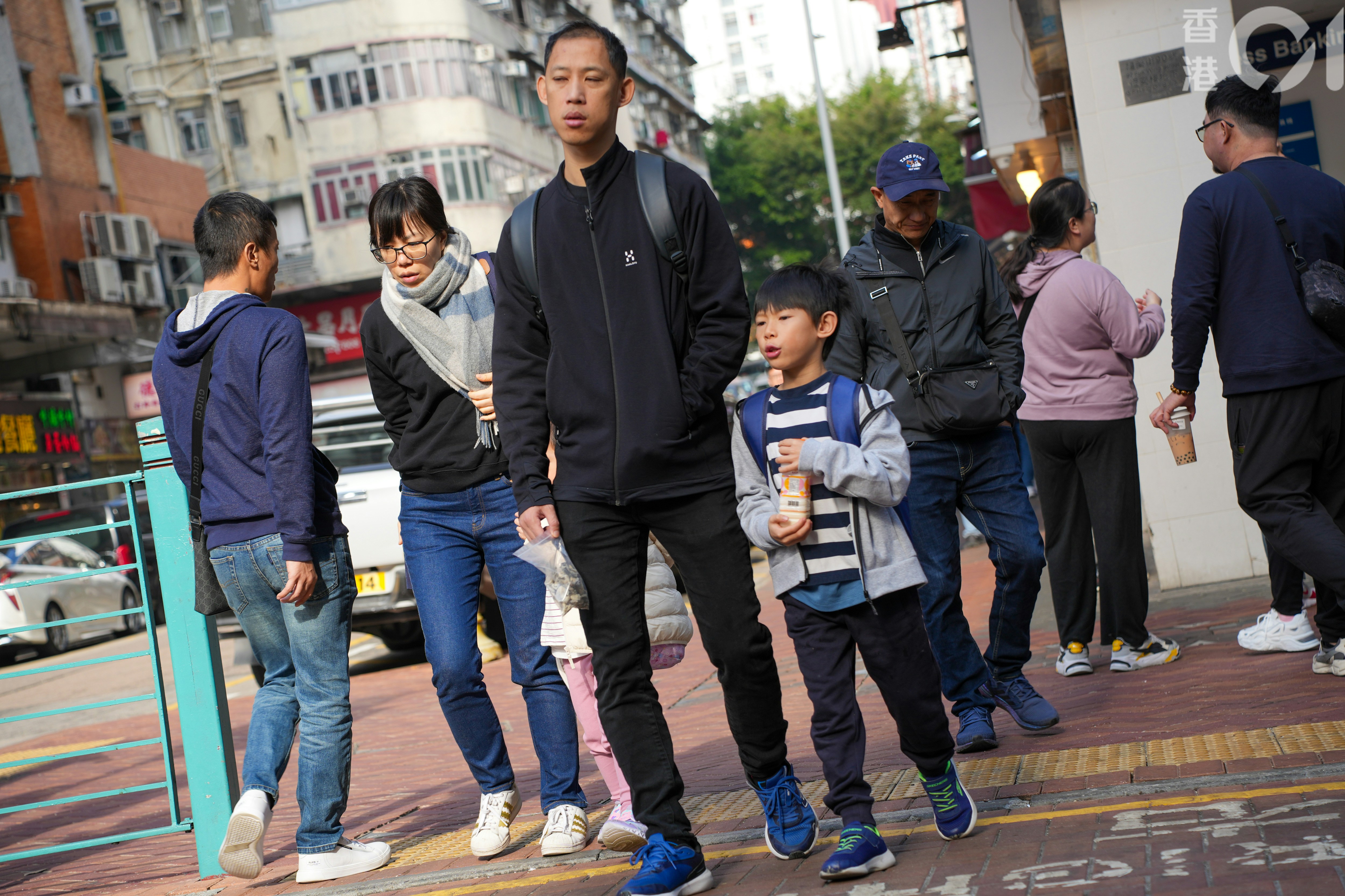 天文台今早(14日)錄得最低氣溫13.8度，是今年入冬以來的最低紀錄。市民都換上保暖衣物。(黃浩謙攝)