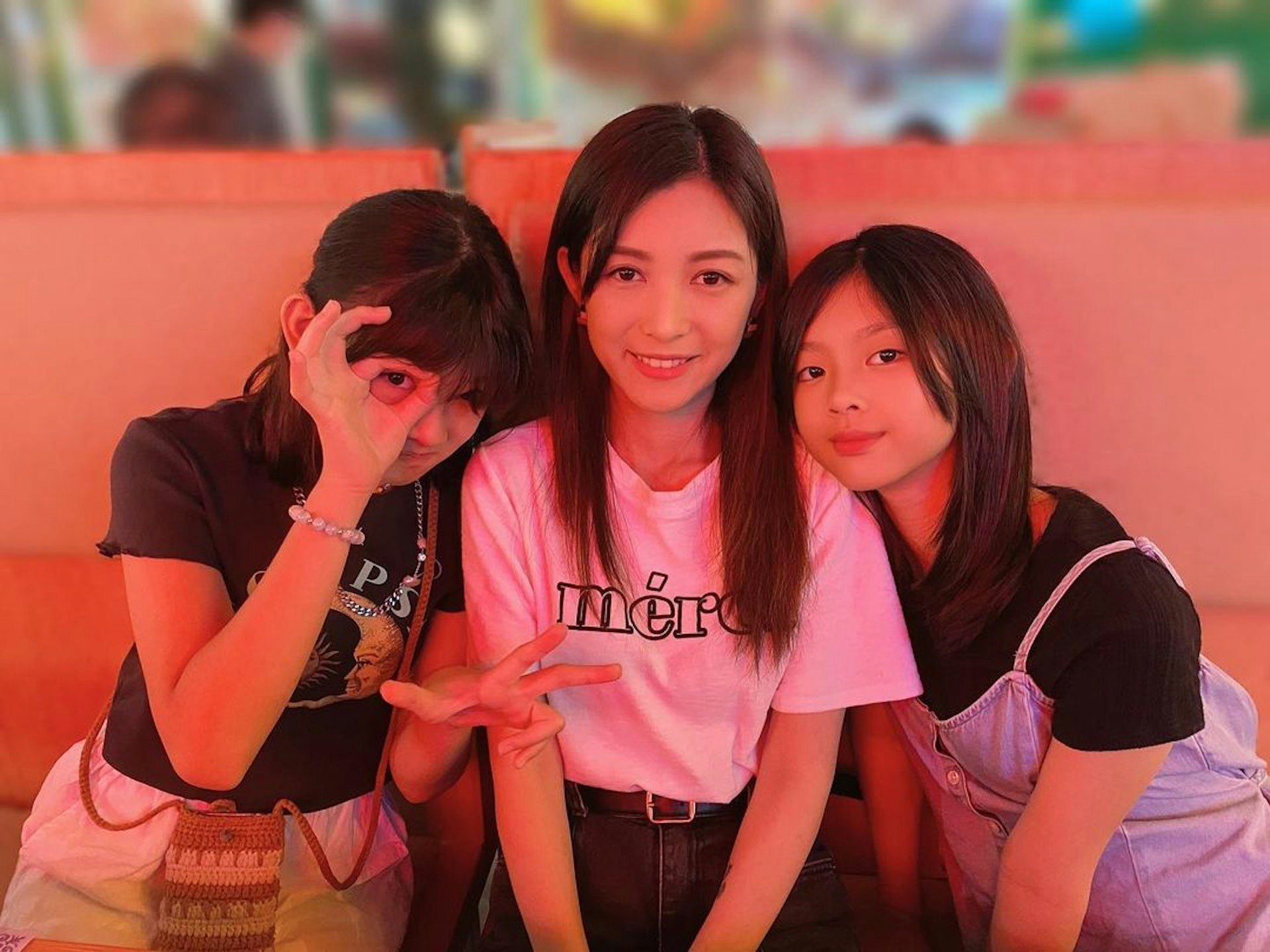 陆永老婆与两个宝贝女儿。(IG@missuxsixx)