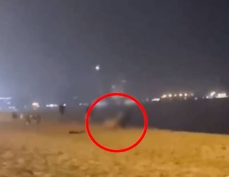 泰國芭堤雅海灘日前上演「18禁」不雅場面,1名中國籍男子與泰籍女子在沙灘吵架後,竟然「性慾大發」地進行「活春宮」大和解。(影片截圖)