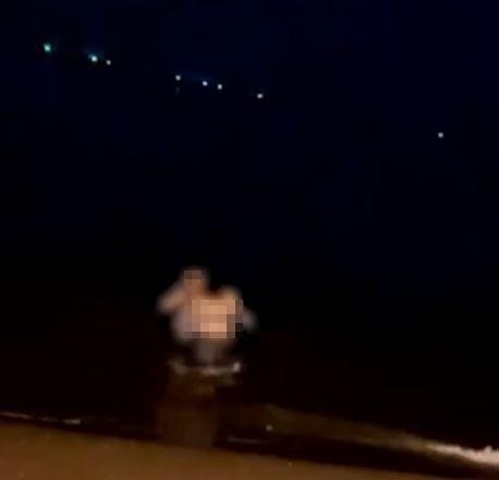 據指該男女在沙漢上演「活春宮」場面,走到水中激戰,呻吟更聲響徹海灘半小時。(影片截圖)