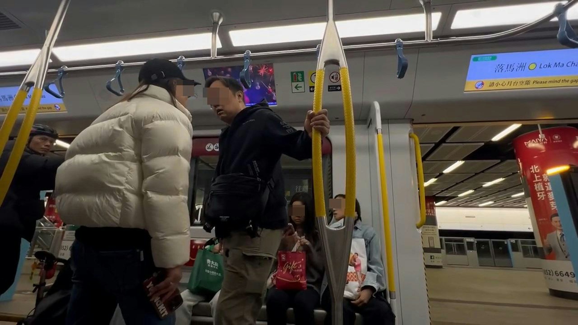 !本港網絡瘋傳1段影片,指港鐵有大叔衝入車廂與男童爭位坐,爭輸後竟直接坐在男童上,並與女乘客對罵。(影片截圖) !本港網絡瘋傳1段影片,指港鐵有大叔衝入車廂與男童爭位坐,爭輸後竟直接坐在男童上,並與女乘客對罵。(影片截圖)