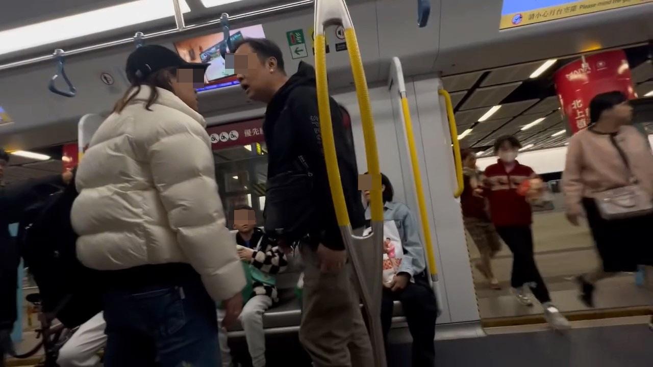 大叔與女乘客對罵。（影片截圖）