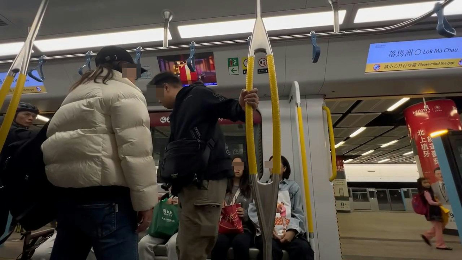 大叔與女乘客對罵。(影片截圖)