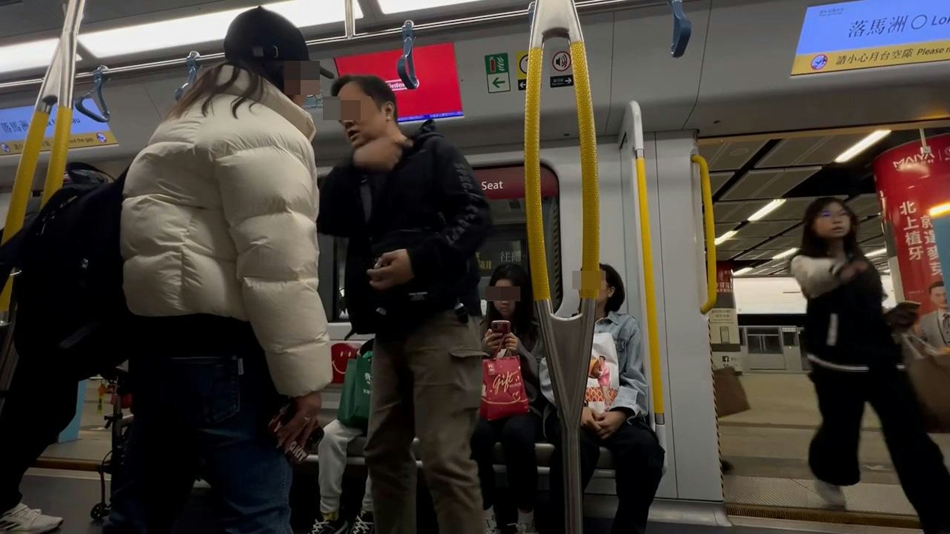 大叔叫女乘客收聲離開。(影片截圖) 大叔叫女乘客收聲離開。(影片截圖)