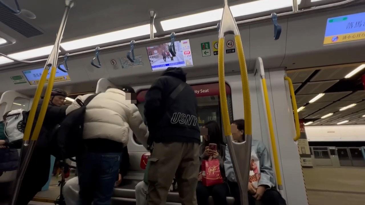 大叔突然叫男童讓座。（影片截圖）