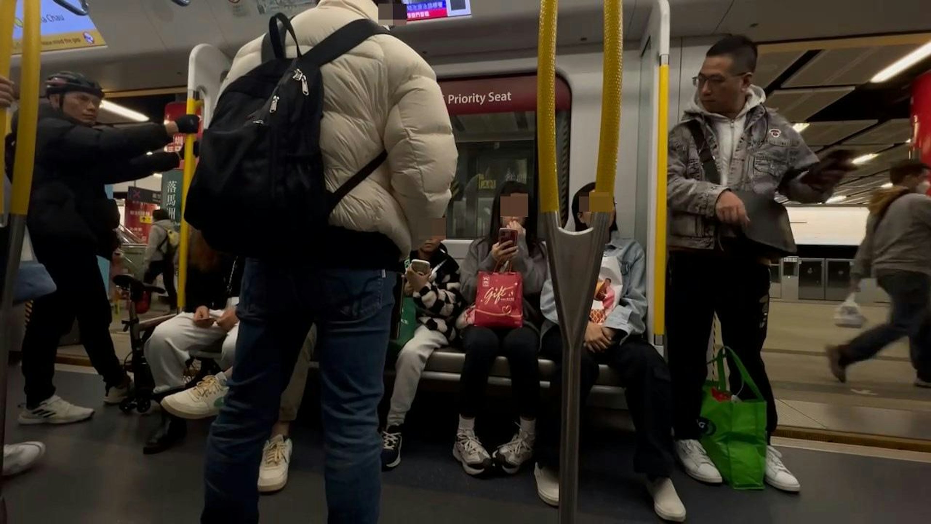 雙方之後沉默對峙,直至影片結束。(影片截圖) 雙方之後沉默對峙,直至影片結束。(影片截圖)