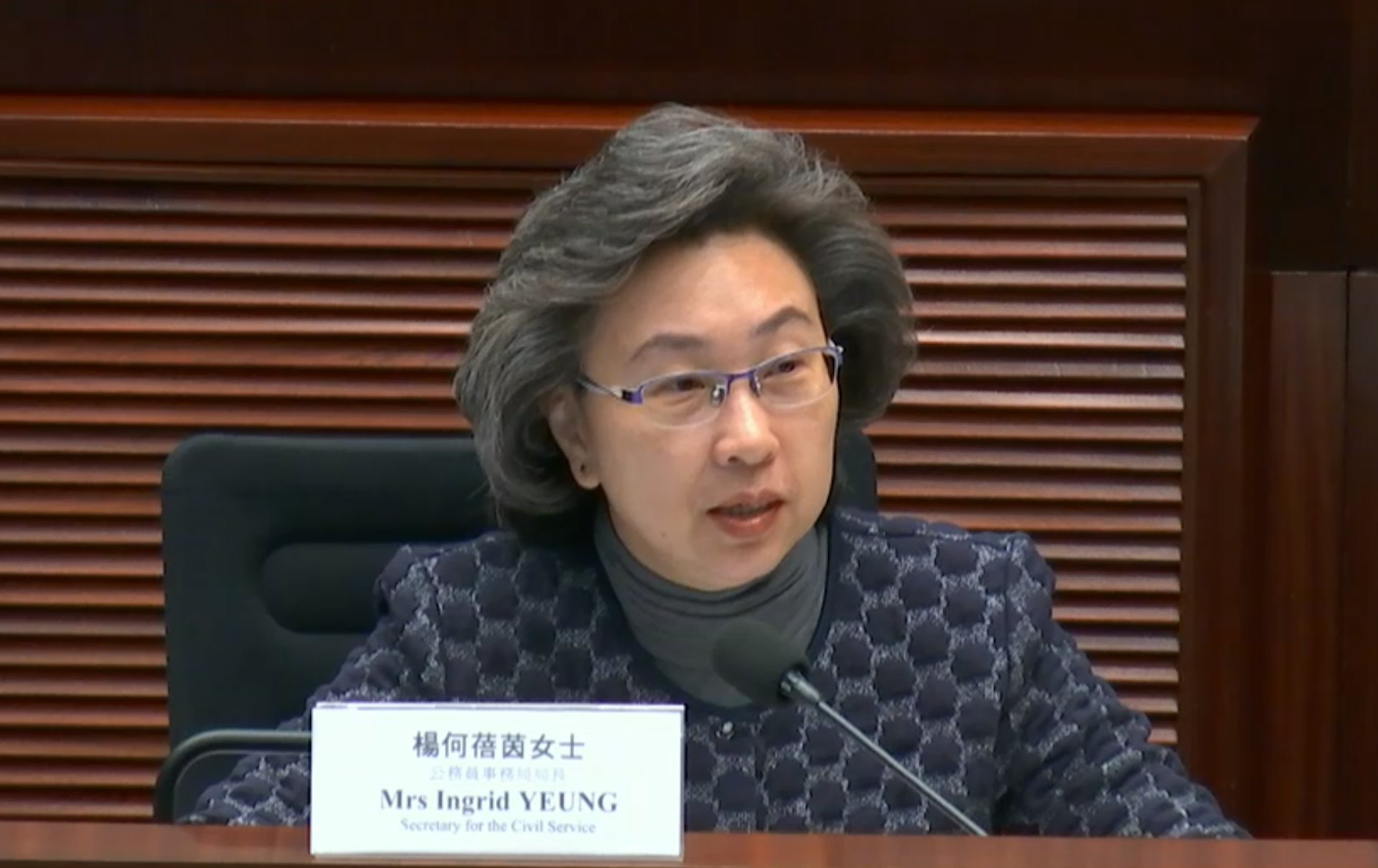 公務員事務局局長楊何蓓茵表示政府正盡力協助離世社工的渡過這悲痛及艱難的時刻。(立法會直播截圖) 公務員事務局局長楊何蓓茵表示政府正盡力協助離世社工的渡過這悲痛及艱難的時刻。(立法會直播截圖)