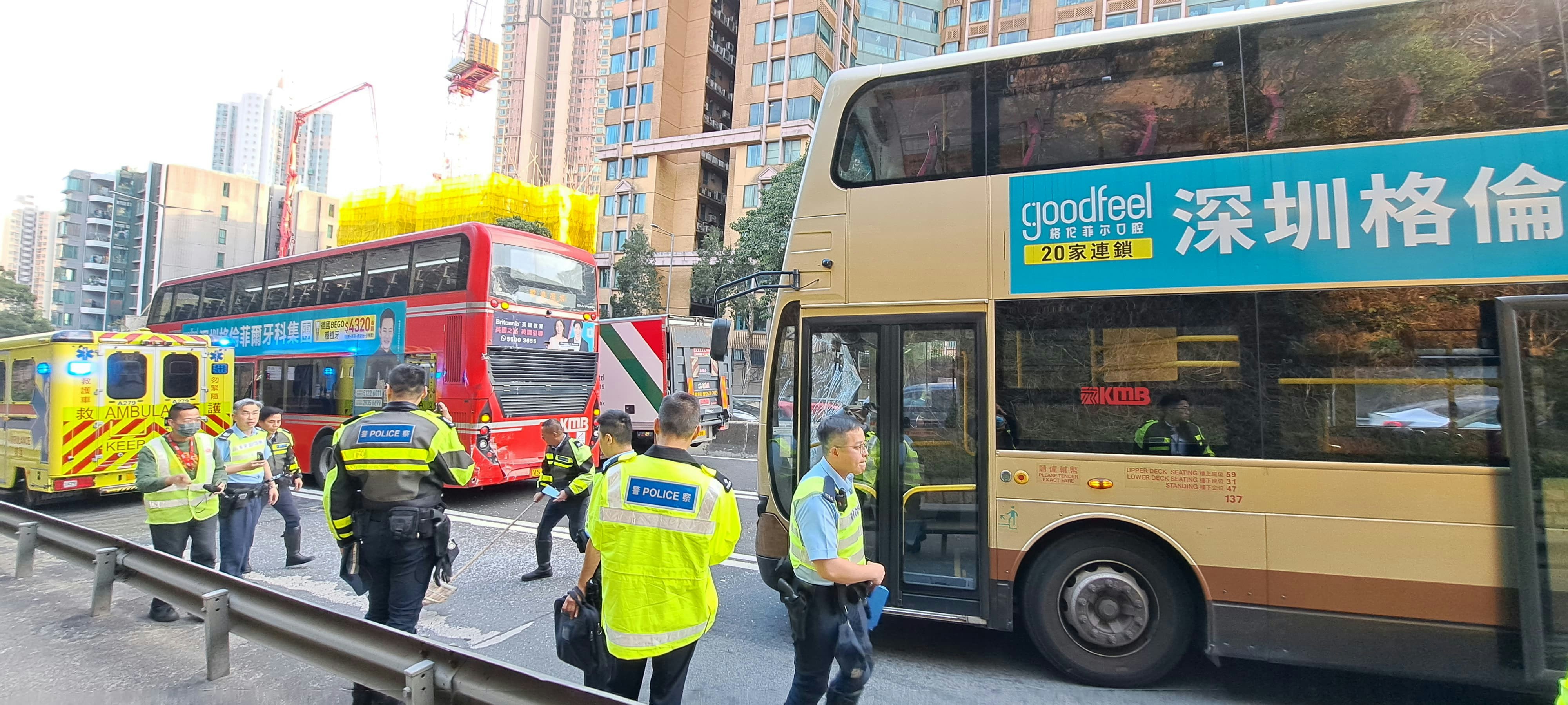 龍翔道4車相撞包括兩九巴　6人受傷送院　現場交通擠塞