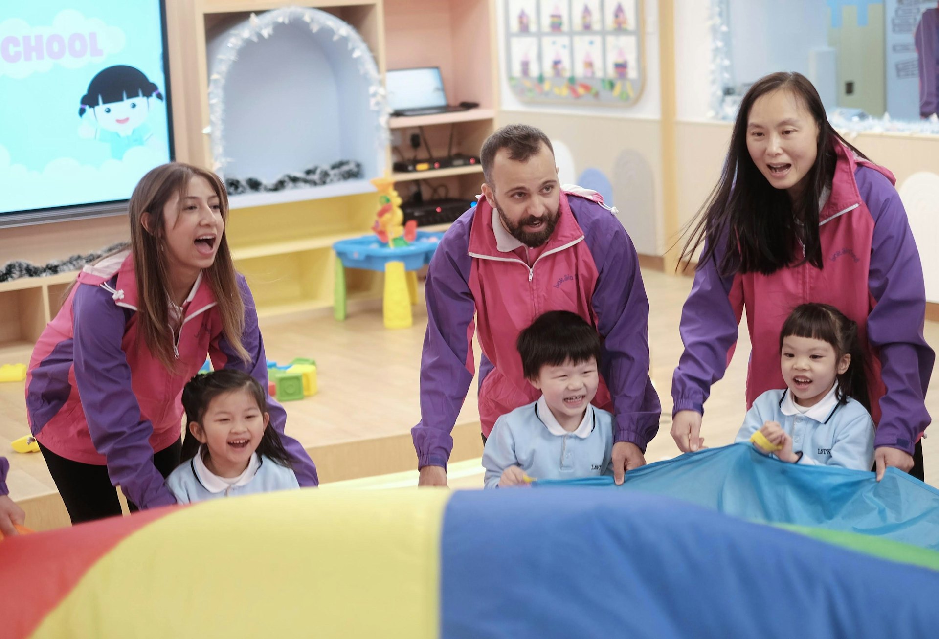 外籍教師與幼兒一同進行音樂及快樂傘活動 外籍教師與幼兒一同進行音樂及快樂傘活動