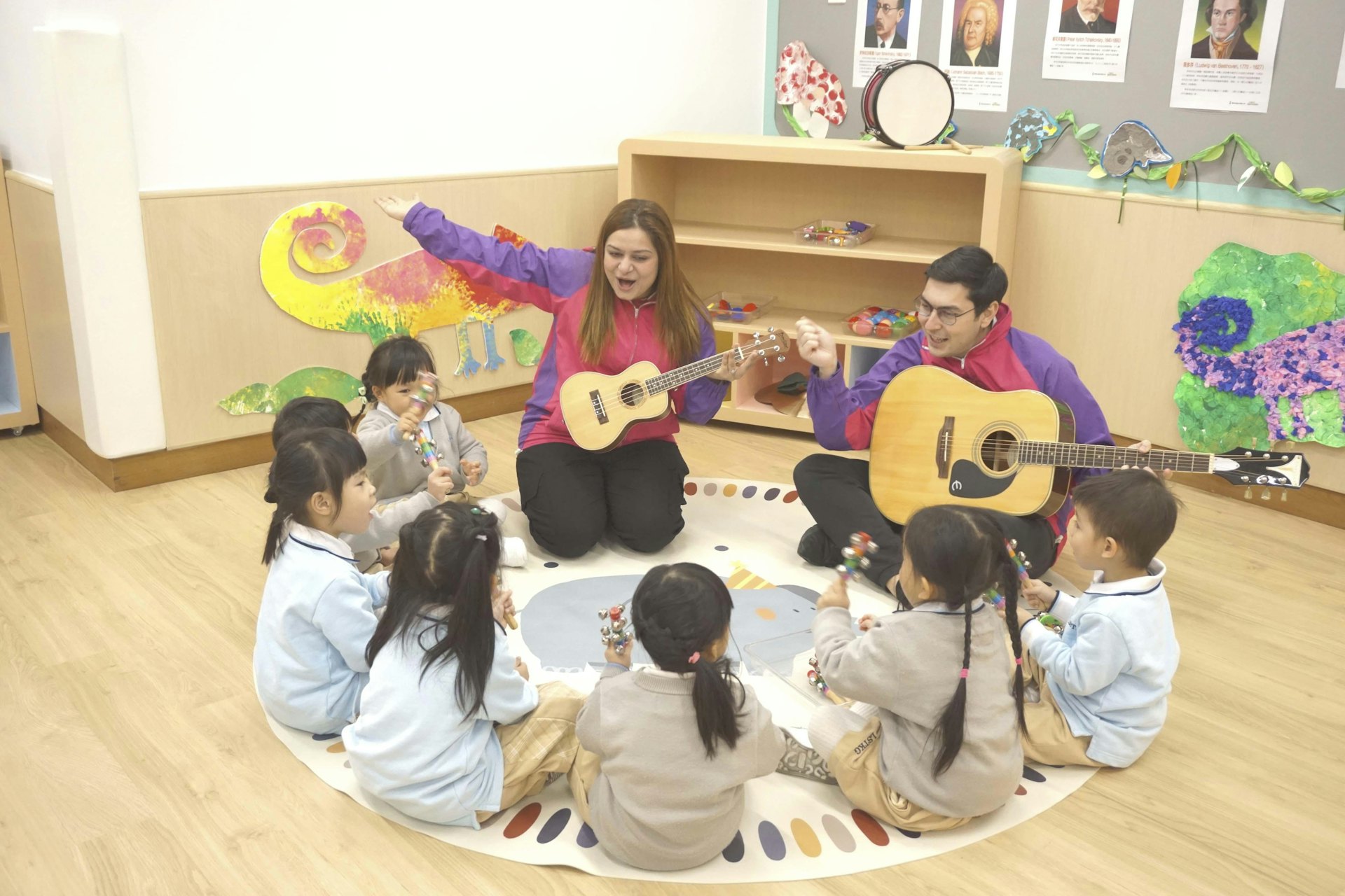 外籍教師與幼兒一同進行音樂及快樂傘活動 外籍教師與幼兒一同進行音樂及快樂傘活動