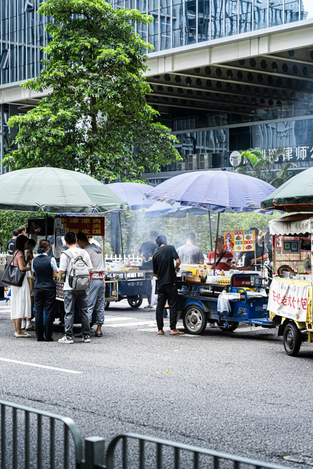 越來越多深圳的人開始反感路邊攤，路邊攤的風評急轉直下。（深圳派授權使用）