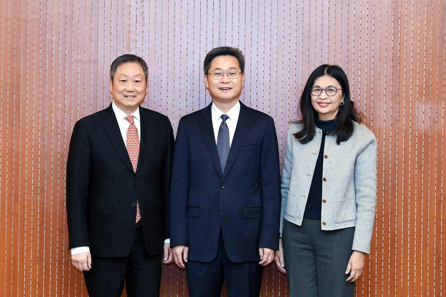 財政部部長藍佛安於北京會見證監會主席黃天祐以及CEO梁鳳儀