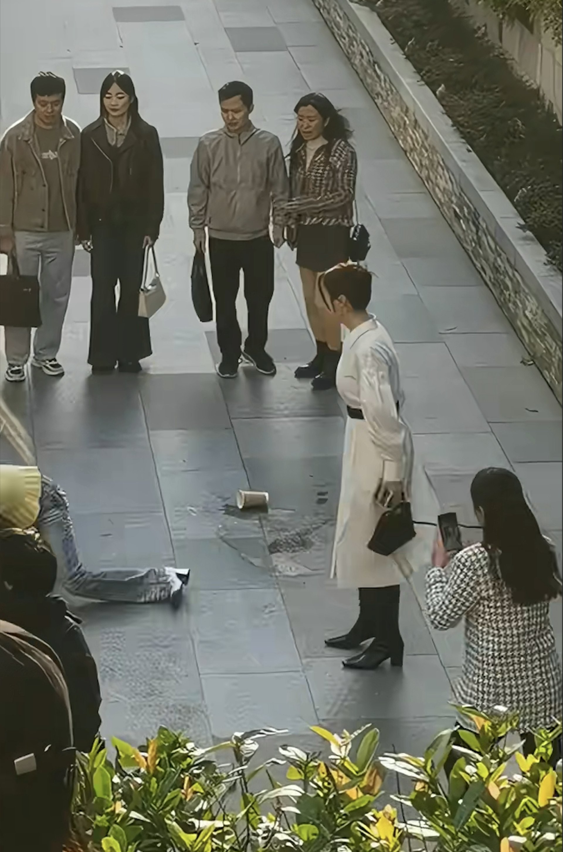 高海寧還一手將對方推落地。(小紅書截圖)