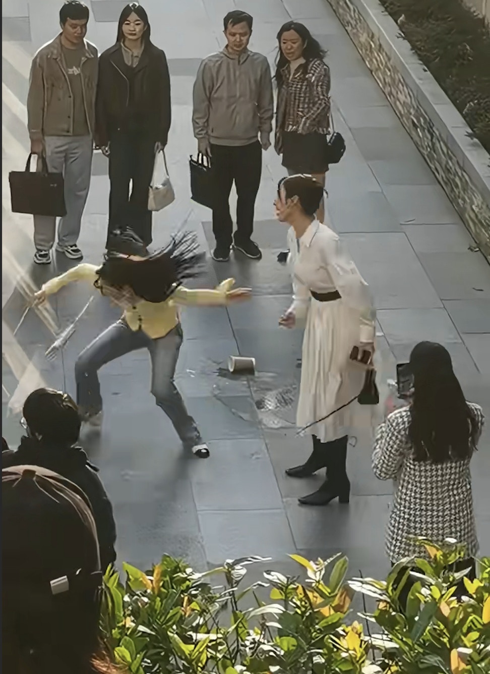 兩人先口角，繼而出手。（小紅書截圖）