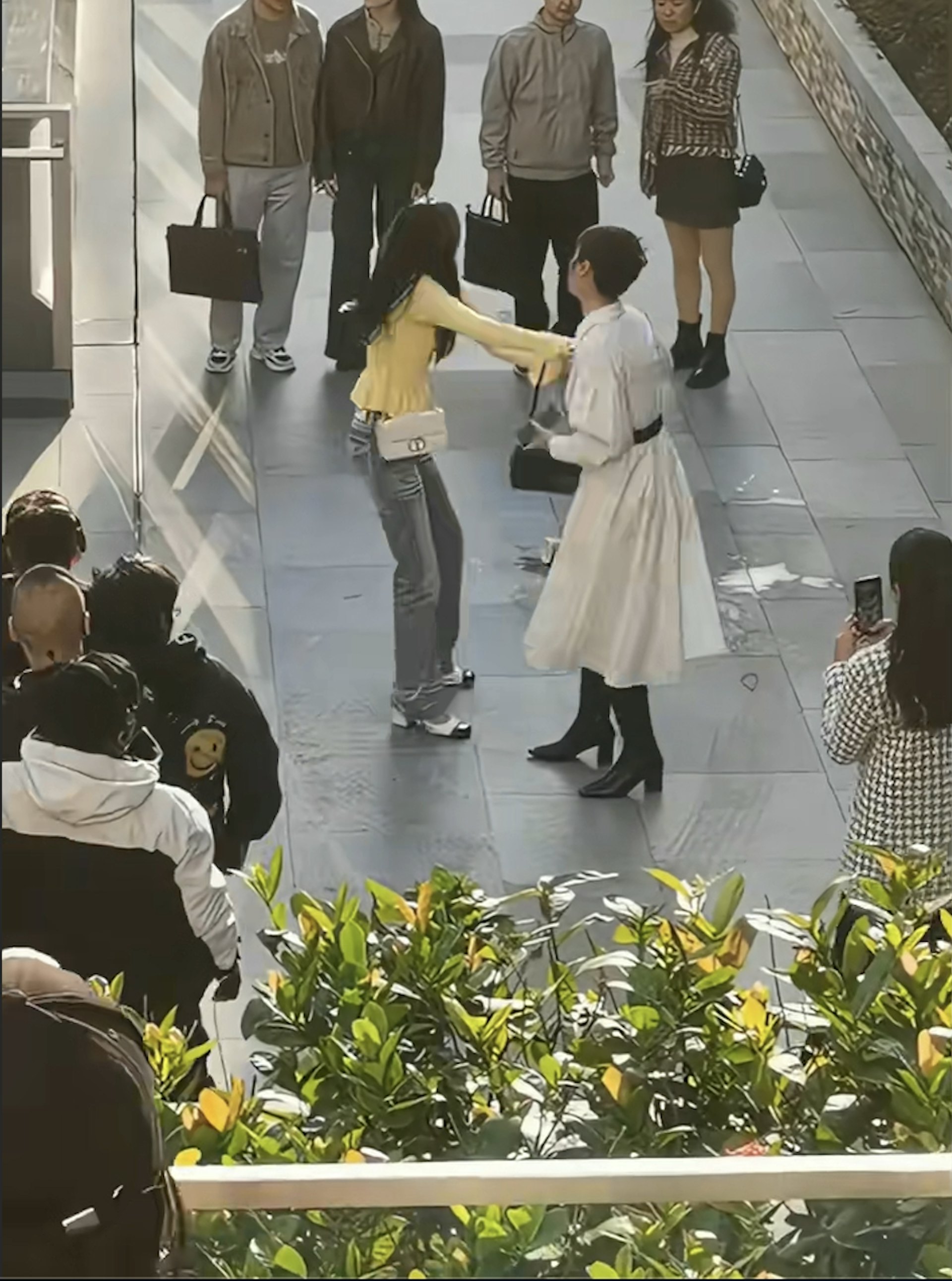 近日有段高海寧與妙齡少女當街爭執片流出。(小紅書截圖)