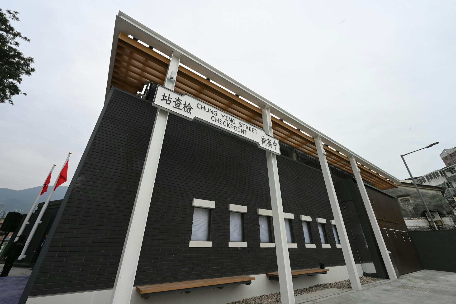 沙頭角重置的中英街檢查站今日舉行開幕典禮。檢查站設計展現香港舊式火車站的特色,外牆亦設有以銅板製成的昔日火車圖樣記錄支線歷史,並融入多項節能設計,為中英街新文化地標。(政府新聞處圖片) 沙頭角重置的中英街檢查站今日舉行開幕典禮。檢查站設計展現香港舊式火車站的特色,外牆亦設有以銅板製成的昔日火車圖樣記錄支線歷史,並融入多項節能設計,為中英街新文化地標。(政府新聞處圖片)