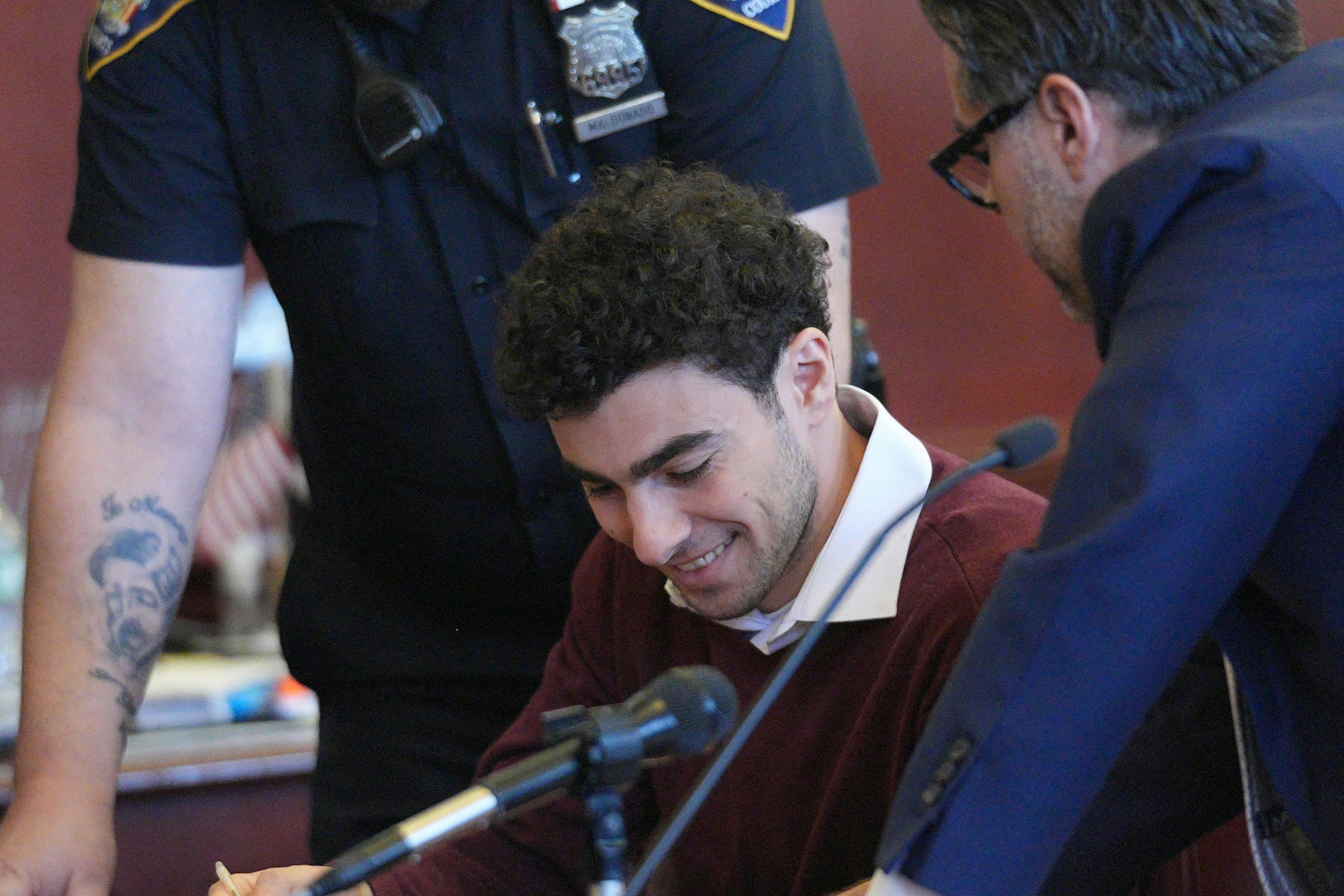 涉槍殺美國醫保CEO 疑兇否認恐怖主義謀殺等11項控罪