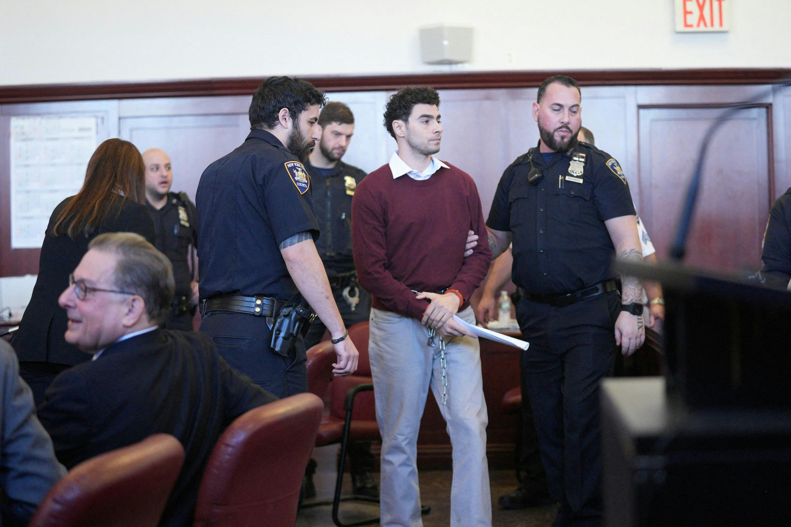 涉槍殺美國醫保CEO 疑兇否認恐怖主義謀殺等11項控罪