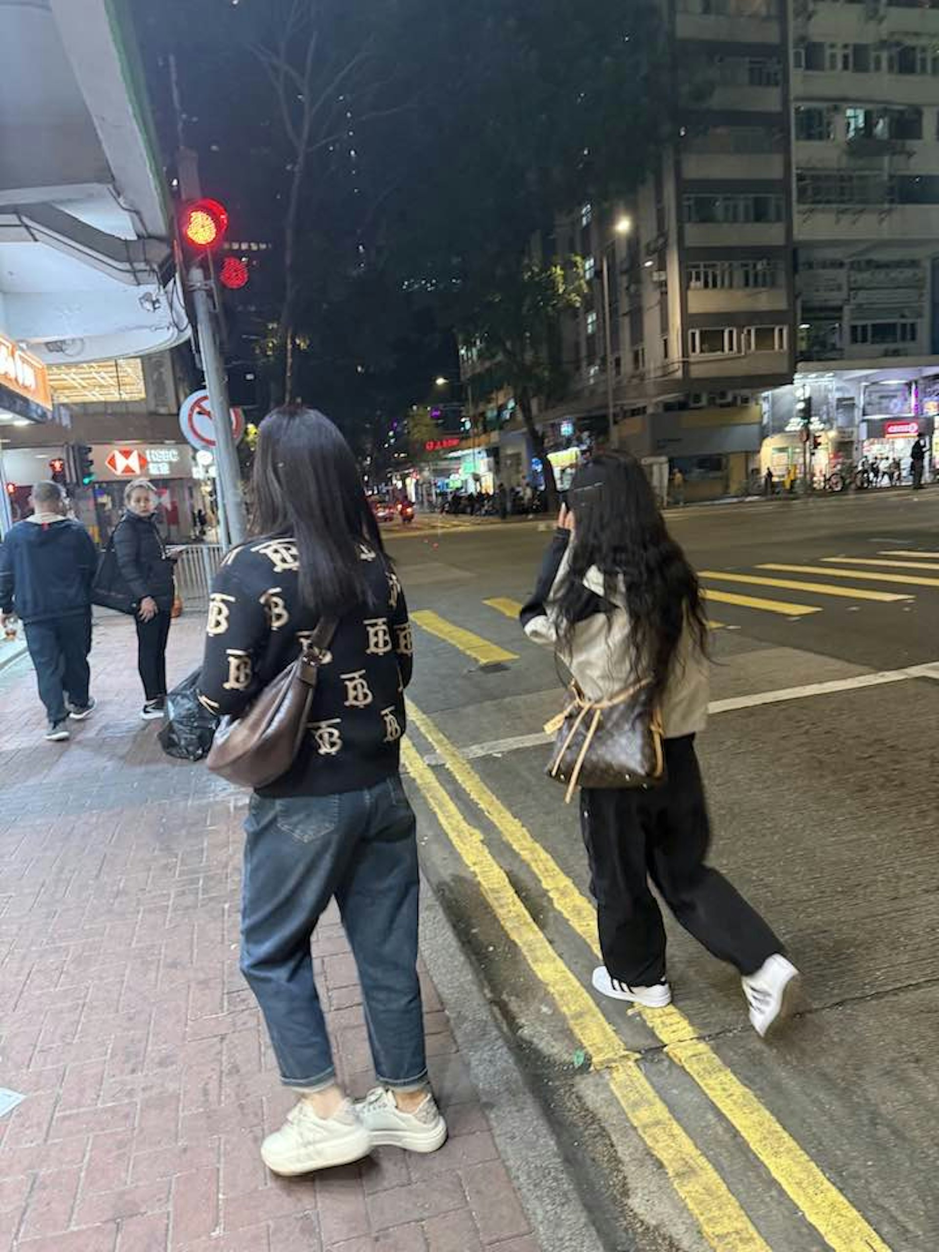有灣仔街坊遇到2名化濃妝、打扮光鮮、揹着名牌手袋的女子要求贈予食物。(FB「灣仔群組 (Wan Chai Group)」圖片) 有灣仔街坊遇到2名化濃妝、打扮光鮮、揹着名牌手袋的女子要求贈予食物。(FB「灣仔群組 (Wan Chai Group)」圖片)