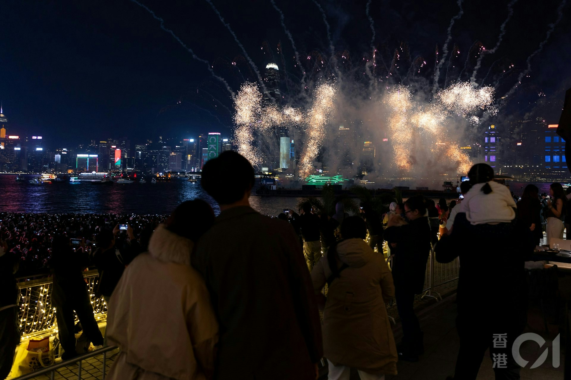 港男未有為聖誕節預訂餐廳被女友責罵，他不滿為何一定要男方準備，圖為平安夜西九文化區舉行的「冬日維港水上煙火」狀況。（夏家朗攝）