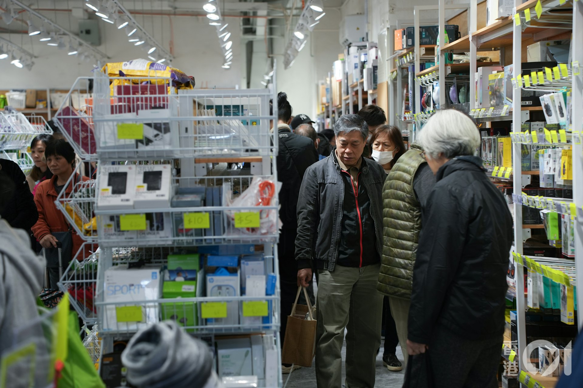特賣場淘多多於聖誕節前在北角開設門店,聖誕節(12月25日)早上店內人頭湧湧。(黃浩謙攝) 特賣場淘多多於聖誕節前在北角開設門店,聖誕節(12月25日)早上店內人頭湧湧。(黃浩謙攝)