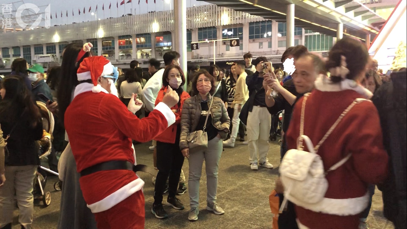 12月25日聖誕節,尖沙咀海港城對出,有5至6人裝扮成聖誕老人,與經過行人拍照,其後向他們索取費用。(吳綽詩攝) 12月25日聖誕節,尖沙咀海港城對出,有5至6人裝扮成聖誕老人,與經過行人拍照,其後向他們索取費用。(吳綽詩攝)
