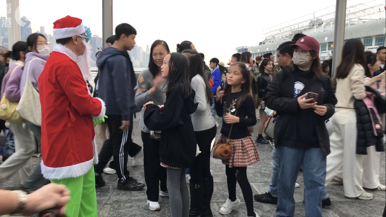 12月25日聖誕節,尖沙咀海港城對出,有5至6人裝扮成聖誕老人,與經過行人拍照,其後向他們索取費用。(吳綽詩攝) 12月25日聖誕節,尖沙咀海港城對出,有5至6人裝扮成聖誕老人,與經過行人拍照,其後向他們索取費用。(吳綽詩攝)