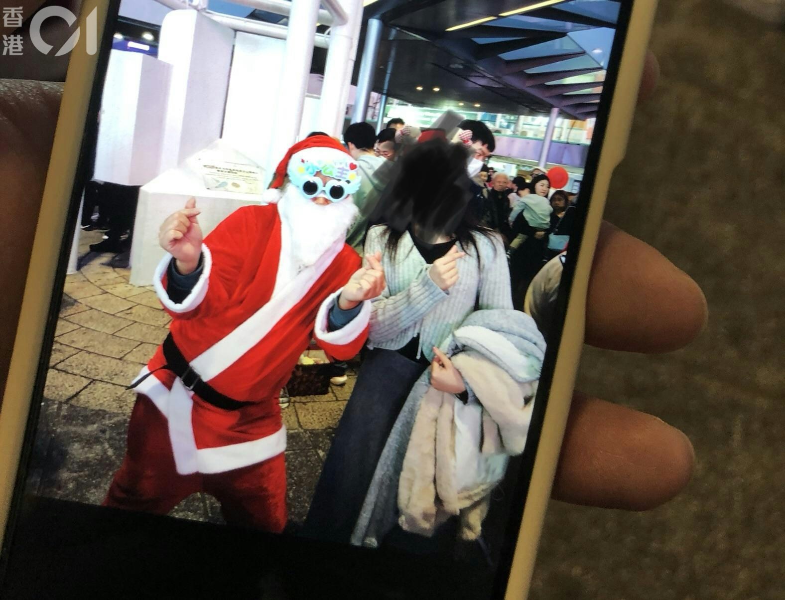葉先生女兒與聖誕老人的合照。(吳綽詩攝) 葉先生女兒與聖誕老人的合照。(吳綽詩攝)