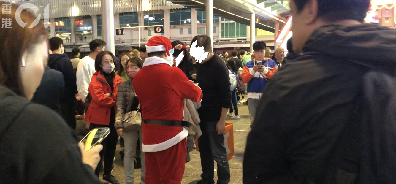 拍照後,「聖誕老人」拿出小卡,葉指上面寫着費用30至50元,以及表明自己是聾啞人士。(吳綽詩攝) 拍照後,「聖誕老人」拿出小卡,葉指上面寫着費用30至50元,以及表明自己是聾啞人士。(吳綽詩攝)