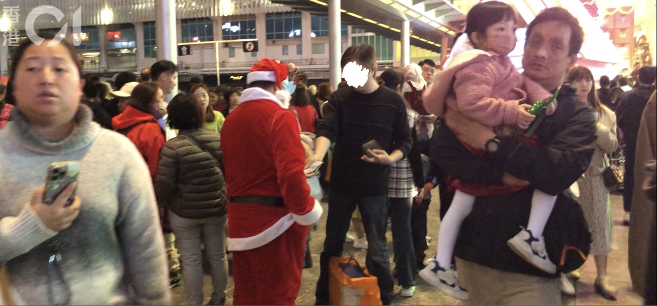 拍照後,「聖誕老人」拿出小卡,葉指上面寫着費用30至50元,以及表明自己是聾啞人士。(吳綽詩攝) 拍照後,「聖誕老人」拿出小卡,葉指上面寫着費用30至50元,以及表明自己是聾啞人士。(吳綽詩攝)