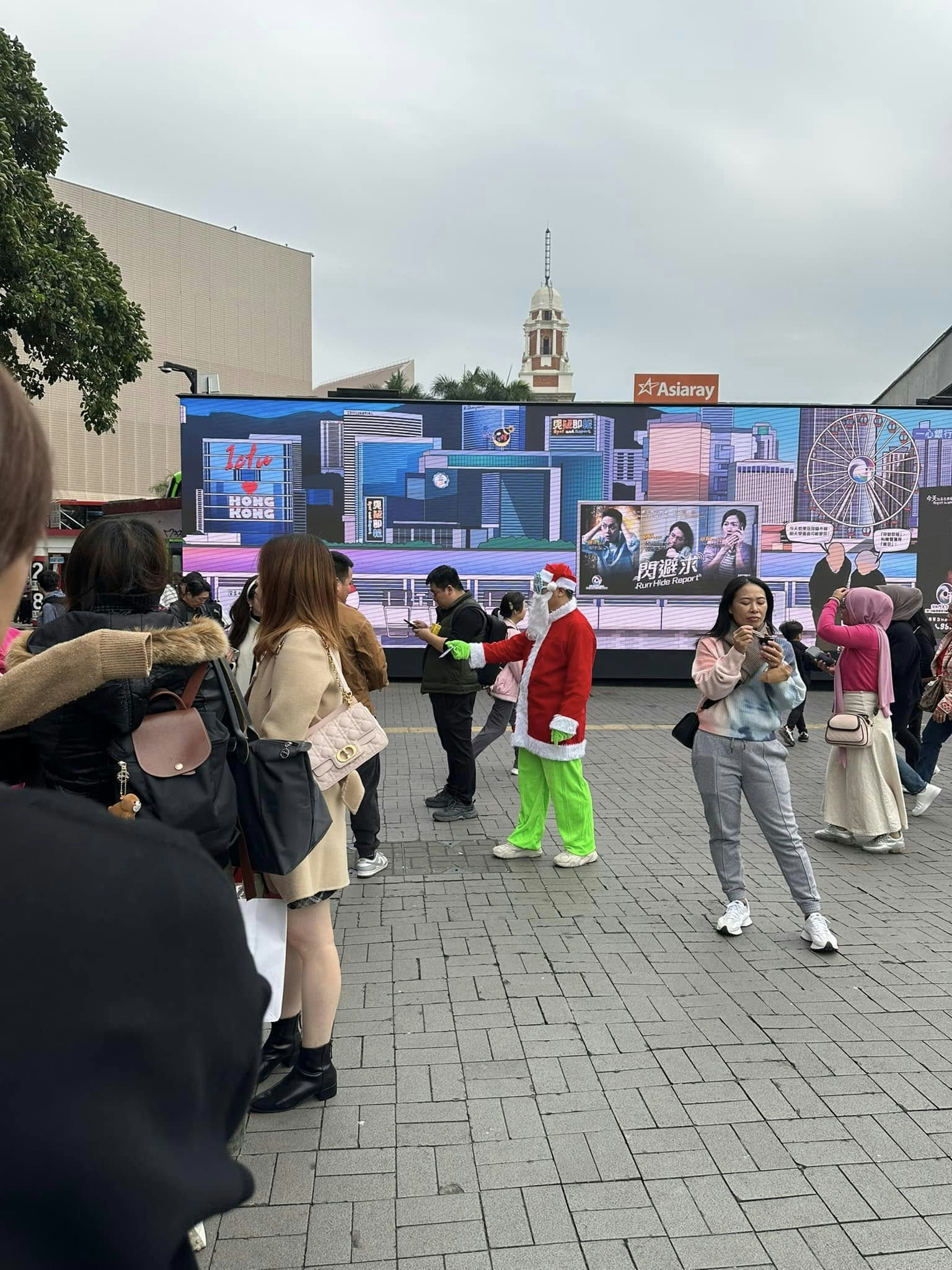 有市民12月25日在尖沙咀天星碼頭對出空地的警方防騙宣傳板旁,拍攝到先影相後索錢的「影相黨」,他們裝扮成小丑和聖誕老人等。(Loewe Li上載至Facebook專頁On9 Memes 4.0) 有市民12月25日在尖沙咀天星碼頭對出空地的警方防騙宣傳板旁,拍攝到先影相後索錢的「影相黨」,他們裝扮成小丑和聖誕老人等。(Loewe Li上載至Facebook專頁On9 Memes 4.0)