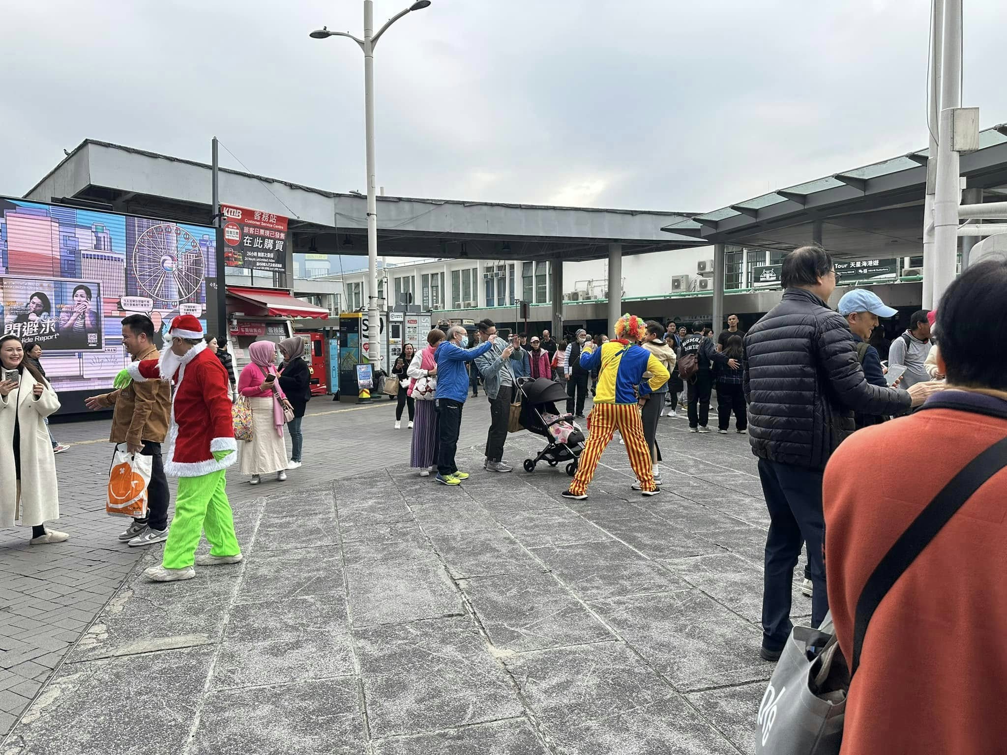 有市民12月25日在尖沙咀天星碼頭對出空地的警方防騙宣傳板旁,拍攝到先影相後索錢的「影相黨」,他們裝扮成小丑和聖誕老人等。(Loewe Li上載至Facebook專頁On9 Memes 4.0) 有市民12月25日在尖沙咀天星碼頭對出空地的警方防騙宣傳板旁,拍攝到先影相後索錢的「影相黨」,他們裝扮成小丑和聖誕老人等。(Loewe Li上載至Facebook專頁On9 Memes 4.0)