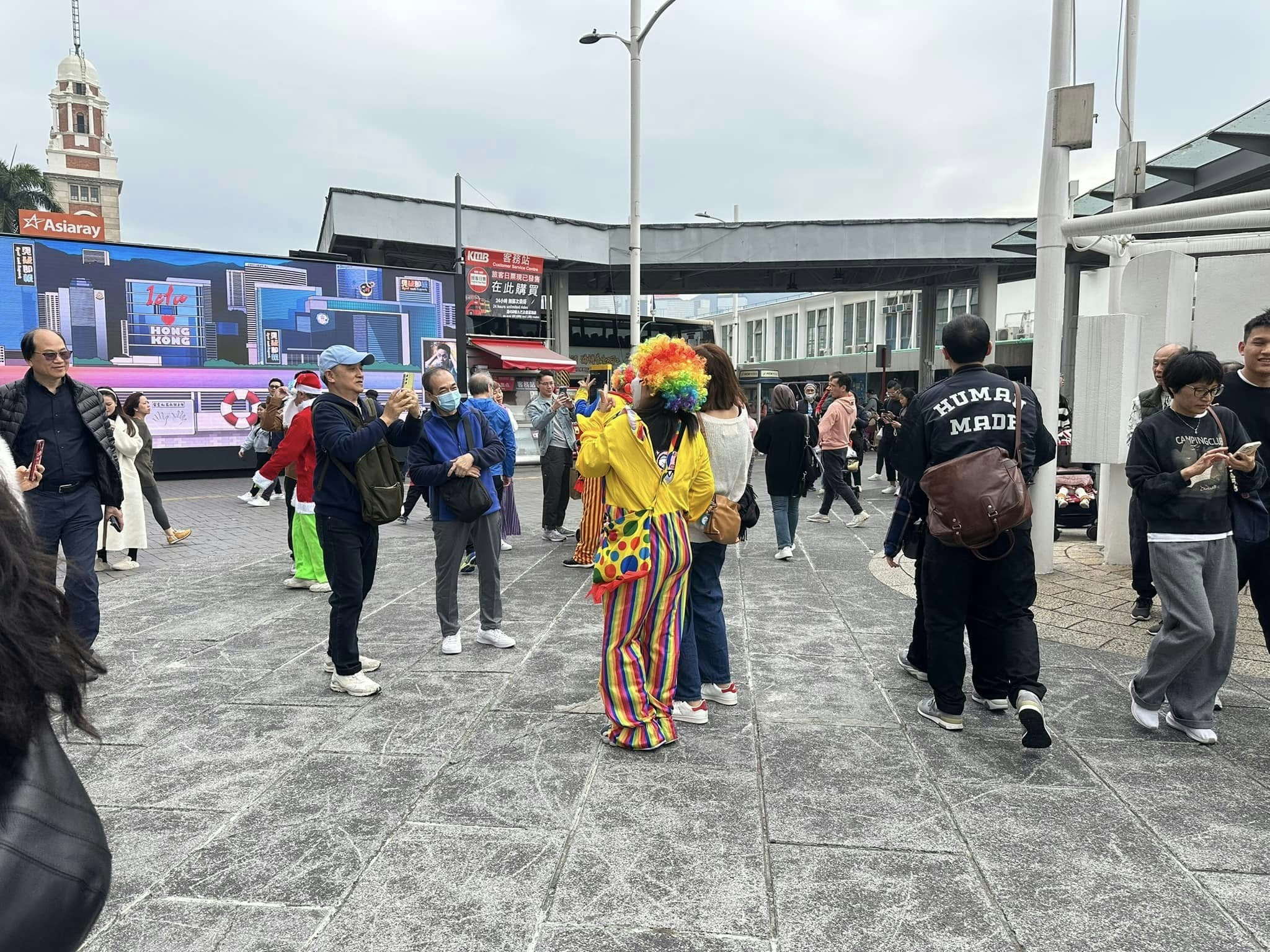 有市民12月25日在尖沙咀天星碼頭對出空地的警方防騙宣傳板旁,拍攝到先影相後索錢的「影相黨」,他們裝扮成小丑和聖誕老人等。(Loewe Li上載至Facebook專頁On9 Memes 4.0) 有市民12月25日在尖沙咀天星碼頭對出空地的警方防騙宣傳板旁,拍攝到先影相後索錢的「影相黨」,他們裝扮成小丑和聖誕老人等。(Loewe Li上載至Facebook專頁On9 Memes 4.0)