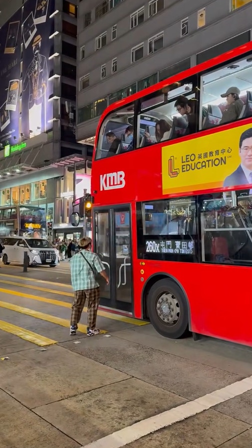 男子見狀爆粗「我X你老X呀！」，經車頭繞到司機位置。（網上影片截圖）
