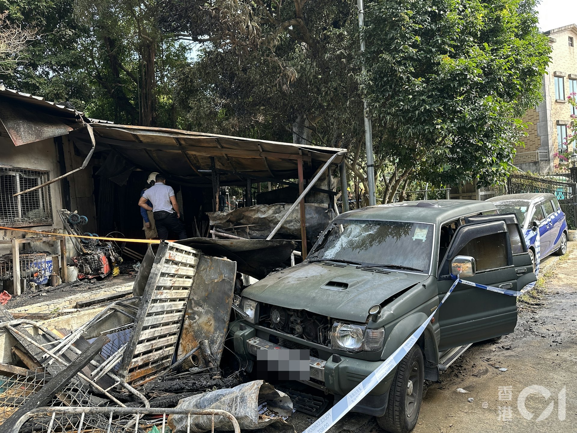 有兩輛停泊於上址對開的私家車遭火勢波及受損。(黃學潤攝) 有兩輛停泊於上址對開的私家車遭火勢波及受損。(黃學潤攝)