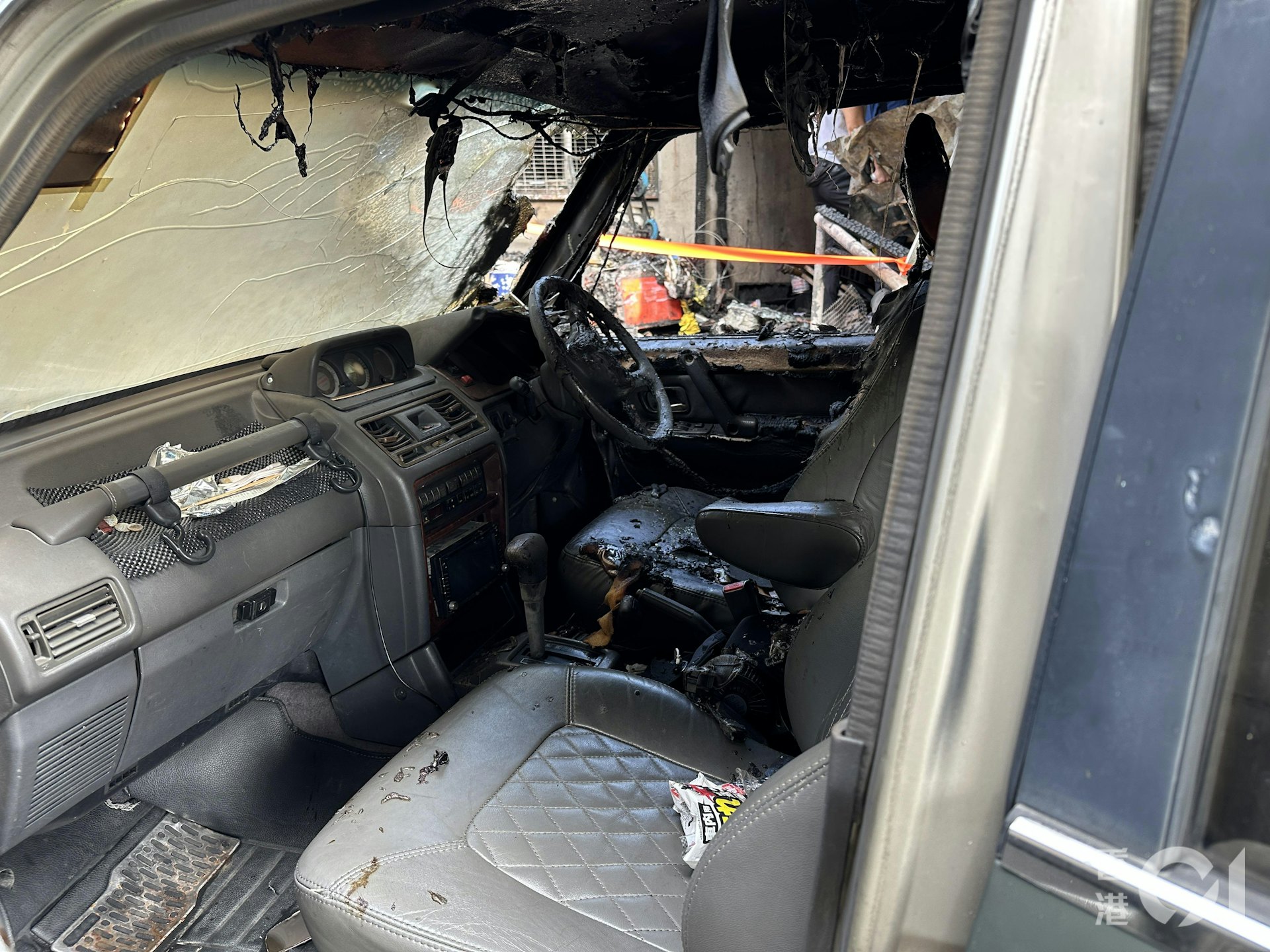 私家車的車廂及駕駛座遭燒至焦黑。(黃學潤攝) 私家車的車廂及駕駛座遭燒至焦黑。(黃學潤攝)
