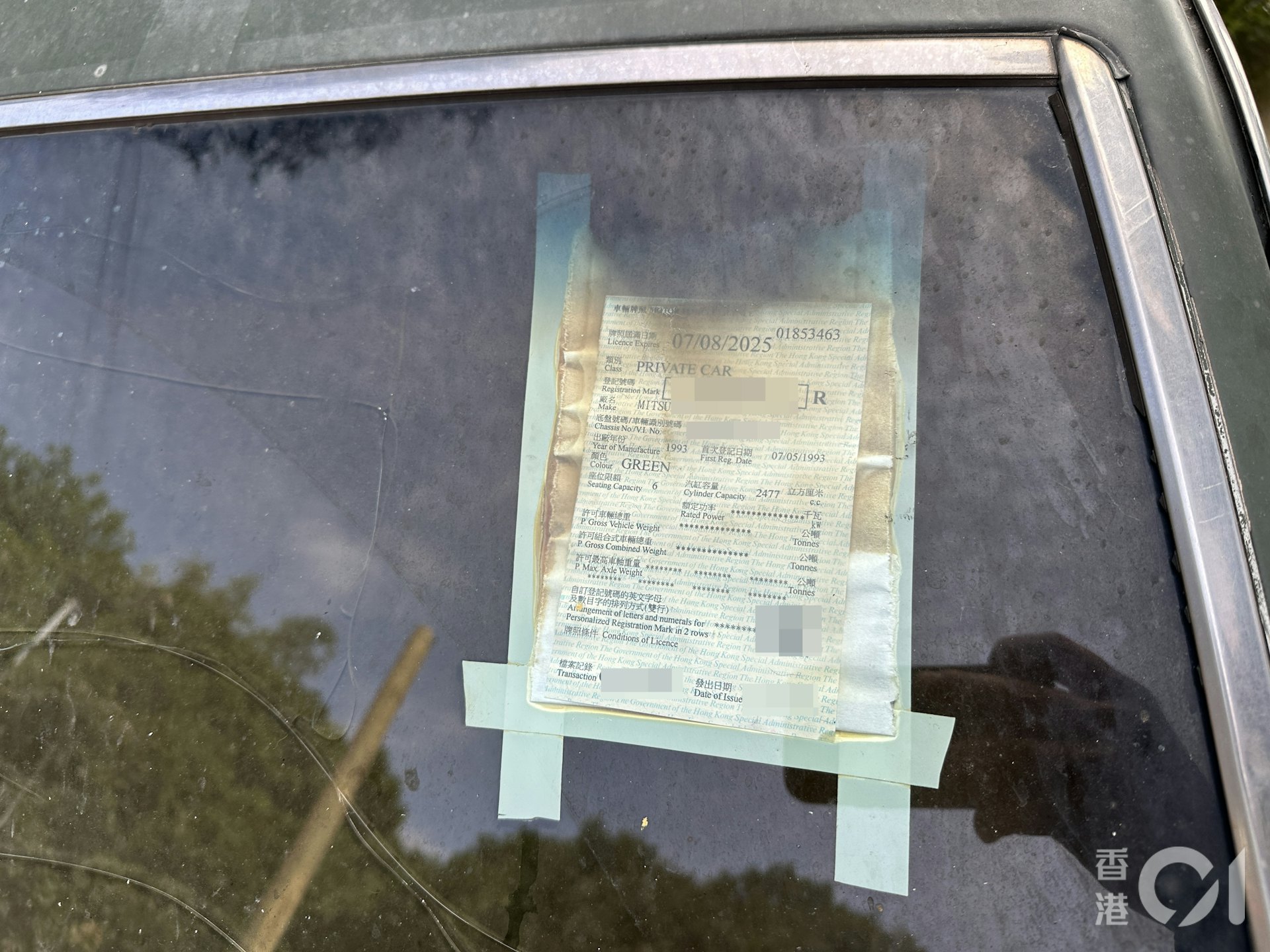 私家車擋風玻璃燒至焦黑。(黃學潤攝) 私家車擋風玻璃燒至焦黑。(黃學潤攝)