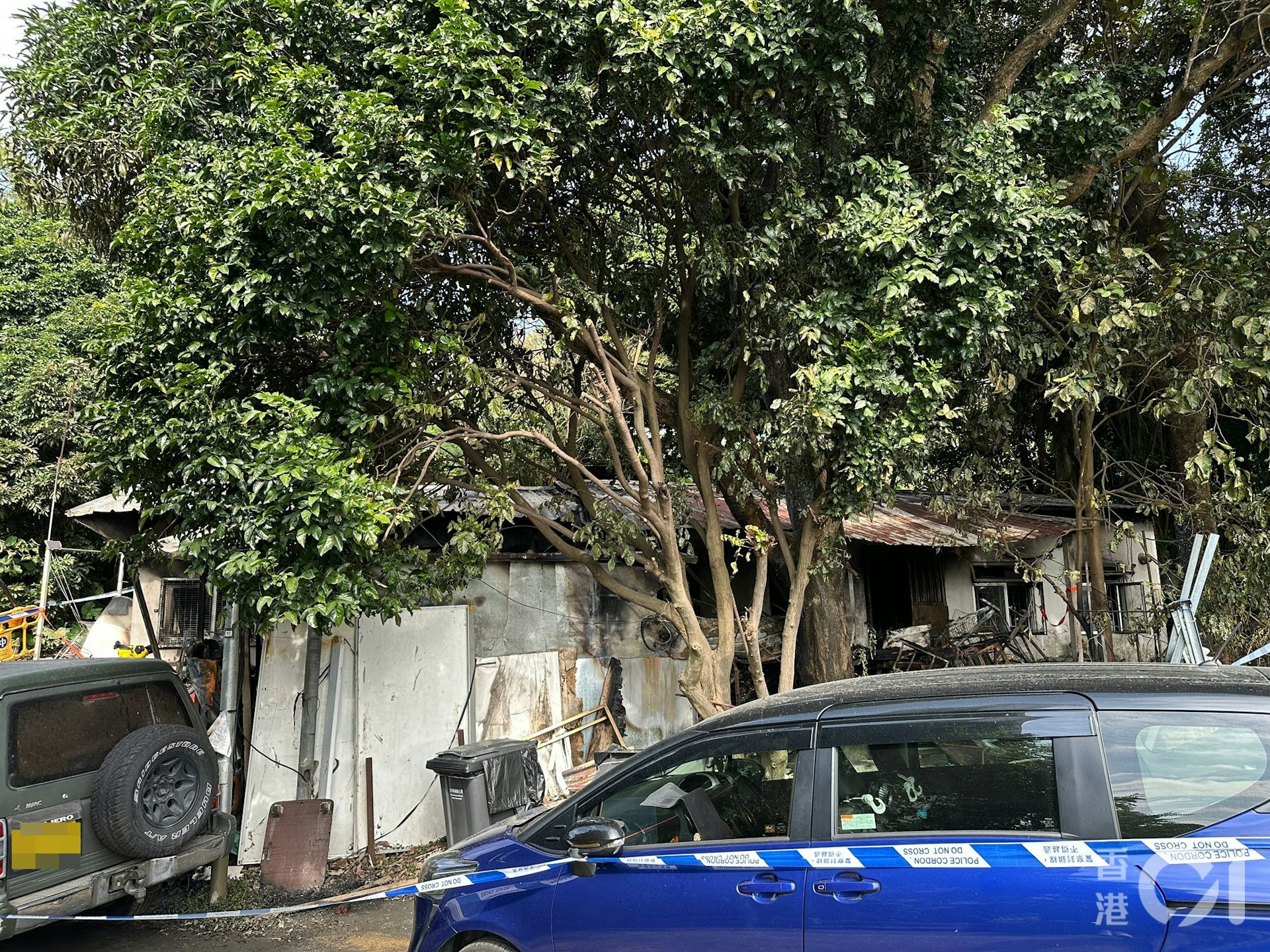 現場消息指,昨午左邊鐵皮屋首先起火,然後波及右邊老婦居住的鐵皮屋。(黃學潤攝) 現場消息指,昨午左邊鐵皮屋首先起火,然後波及右邊老婦居住的鐵皮屋。(黃學潤攝)
